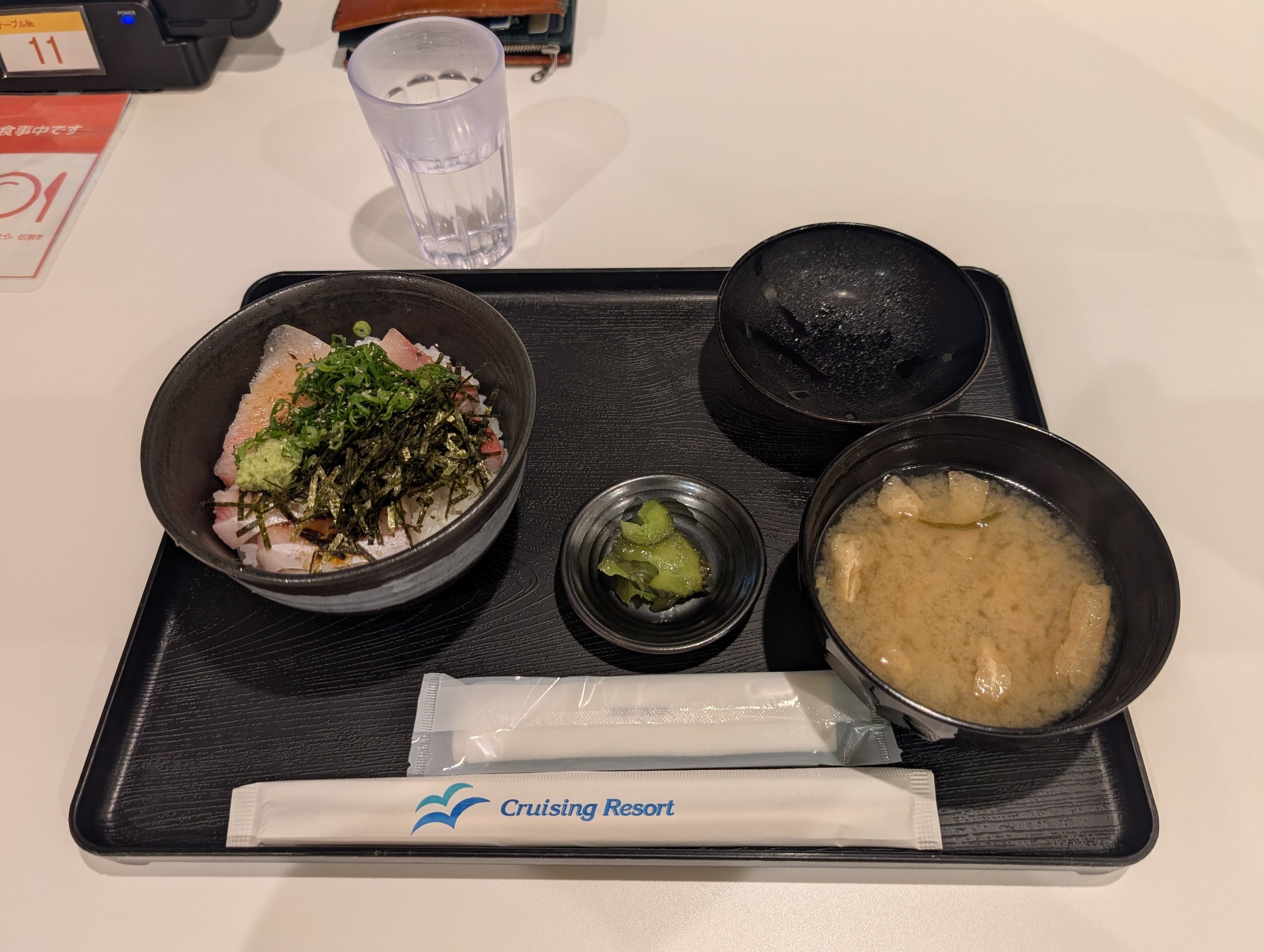 「Cruising Resort」の箸袋と、丼とみそ汁のお盆