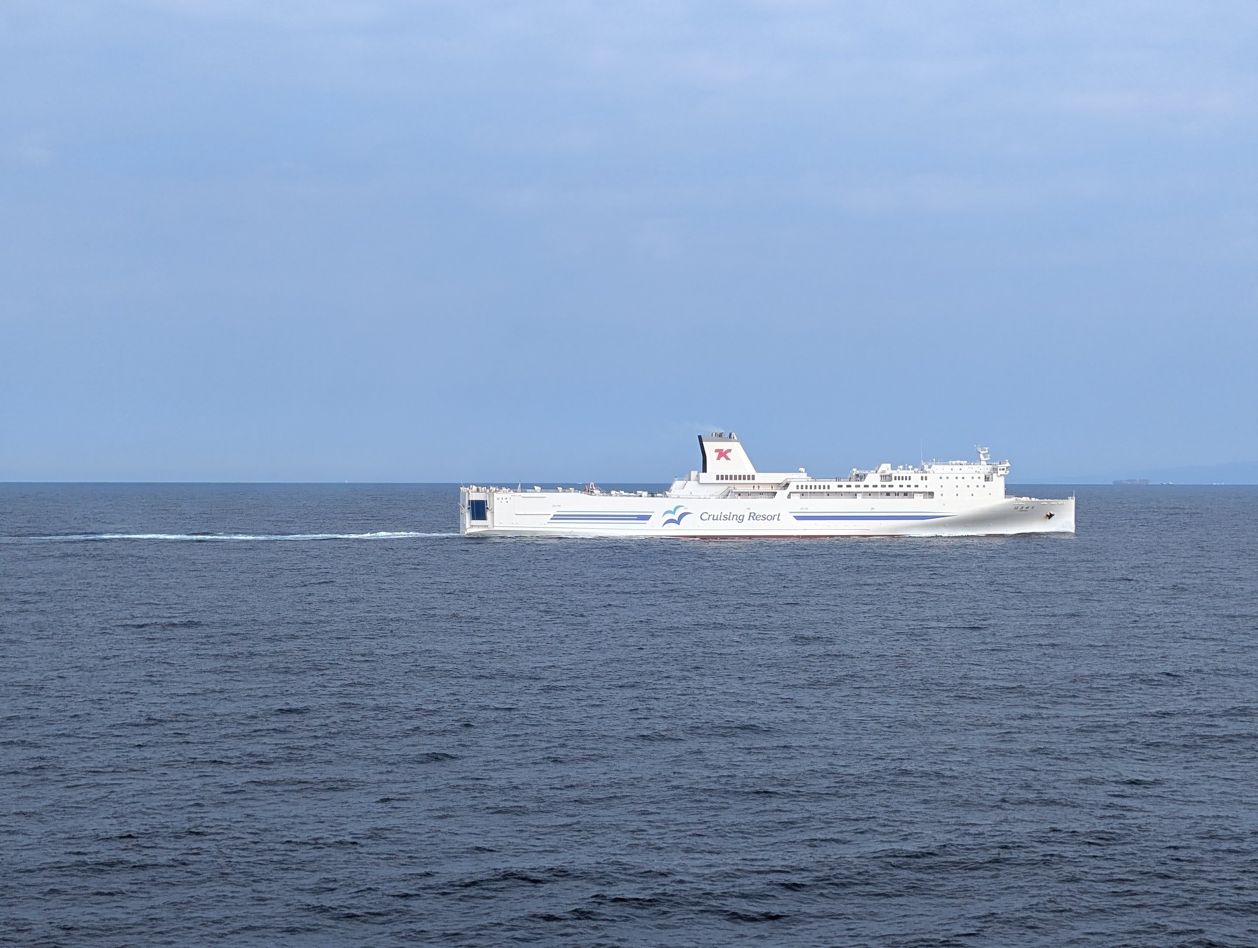 海の上を進む、白い姉妹船