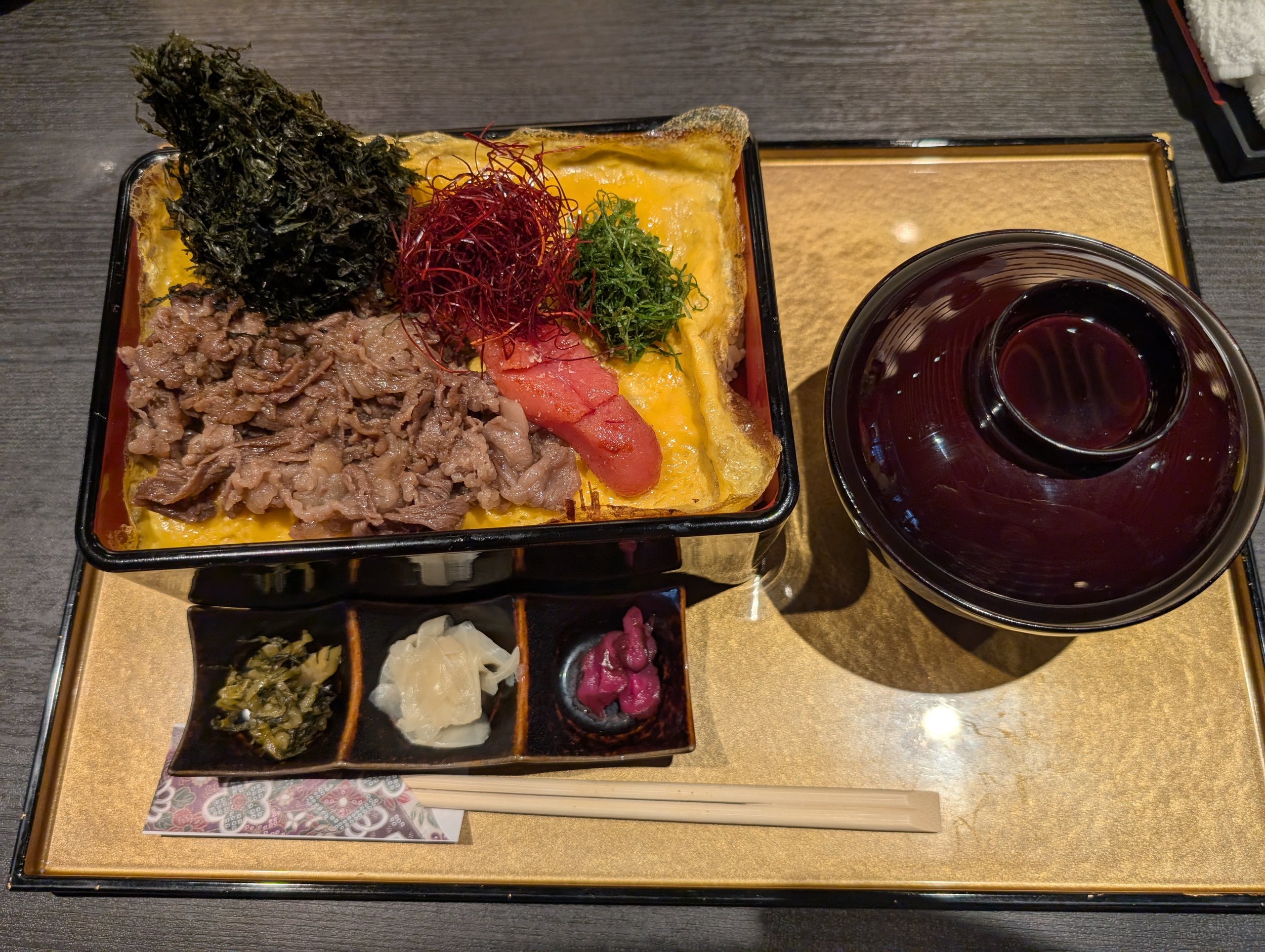 牛肉、明太子、錦糸卵、のりがのったお重と、お吸い物