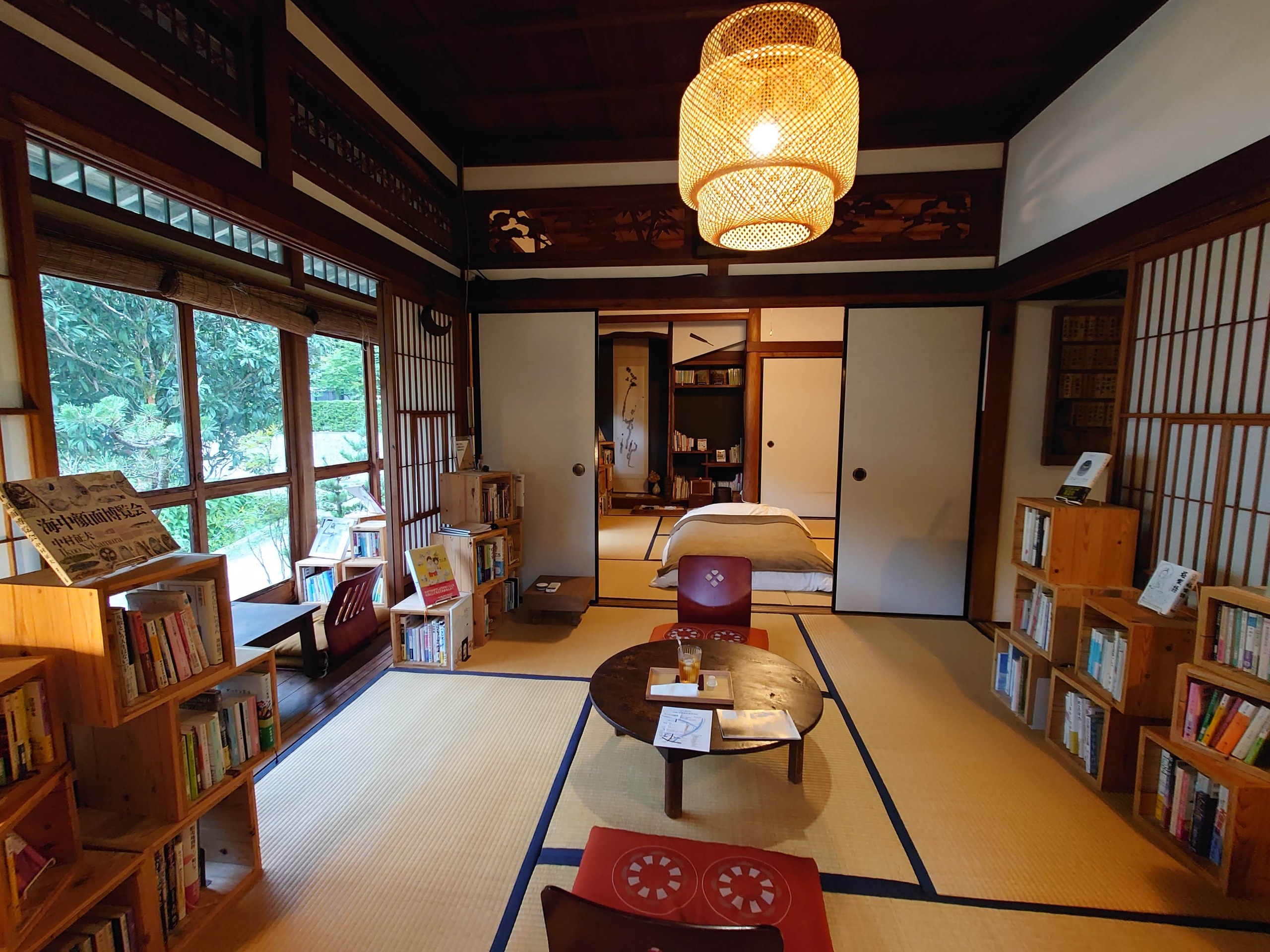 本棚に囲まれた二間続きの部屋