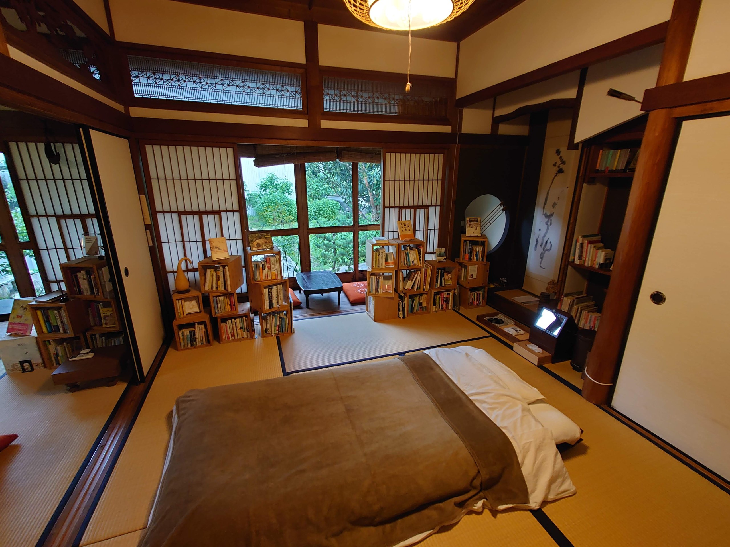 布団が敷かれた奥の部屋
