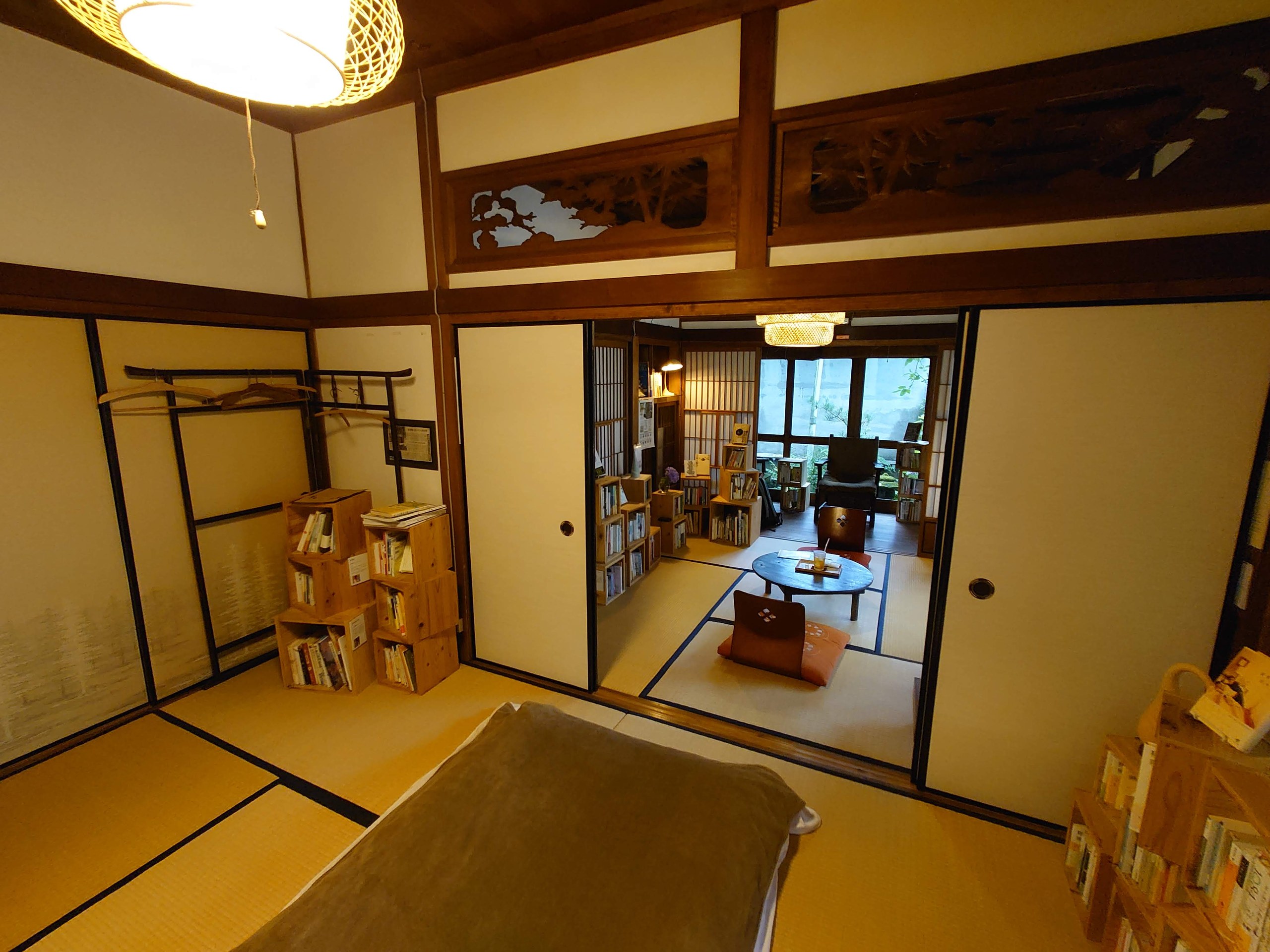 奥の部屋から見た手前の部屋