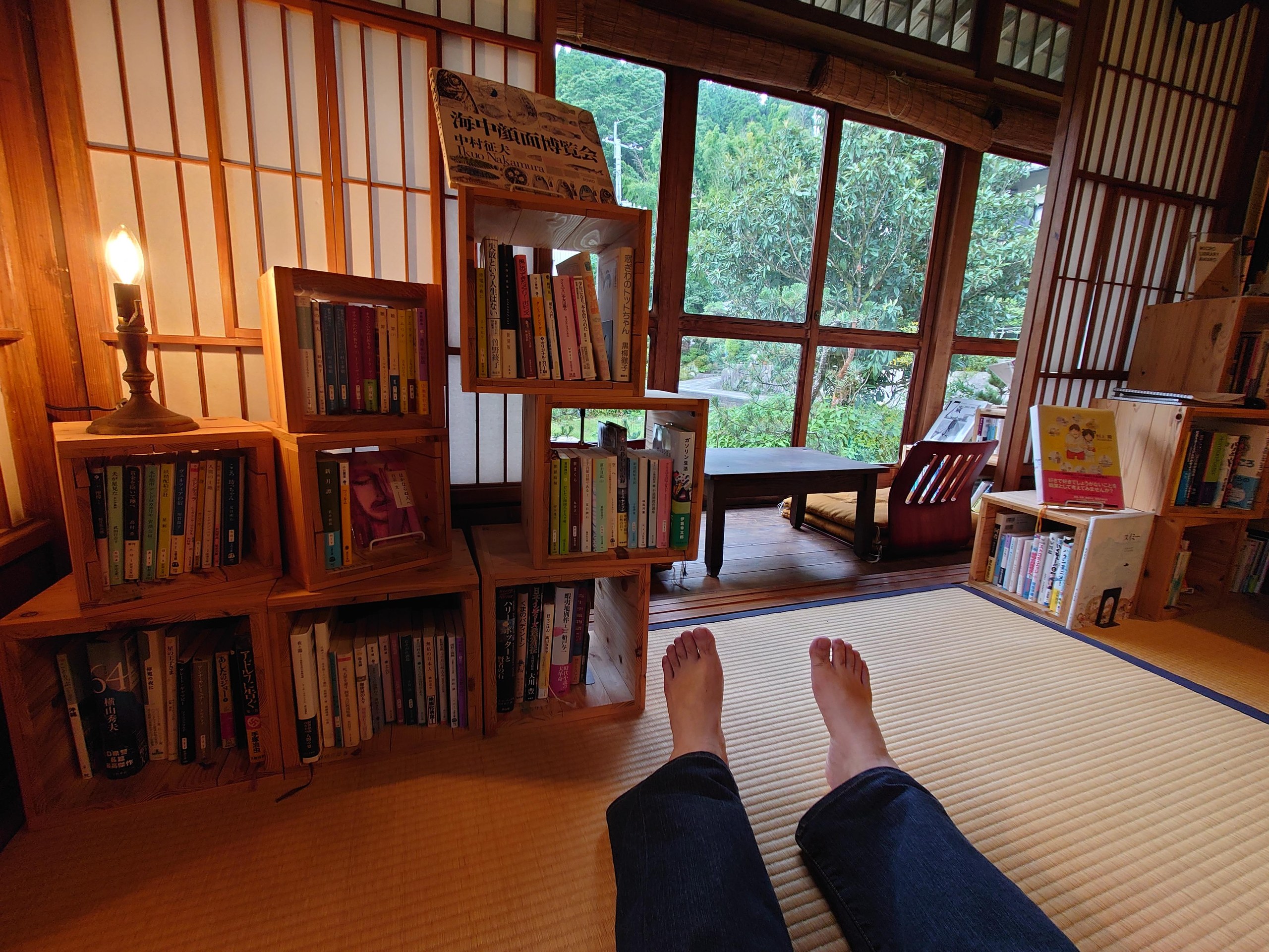 本棚の前で足をのばして読書