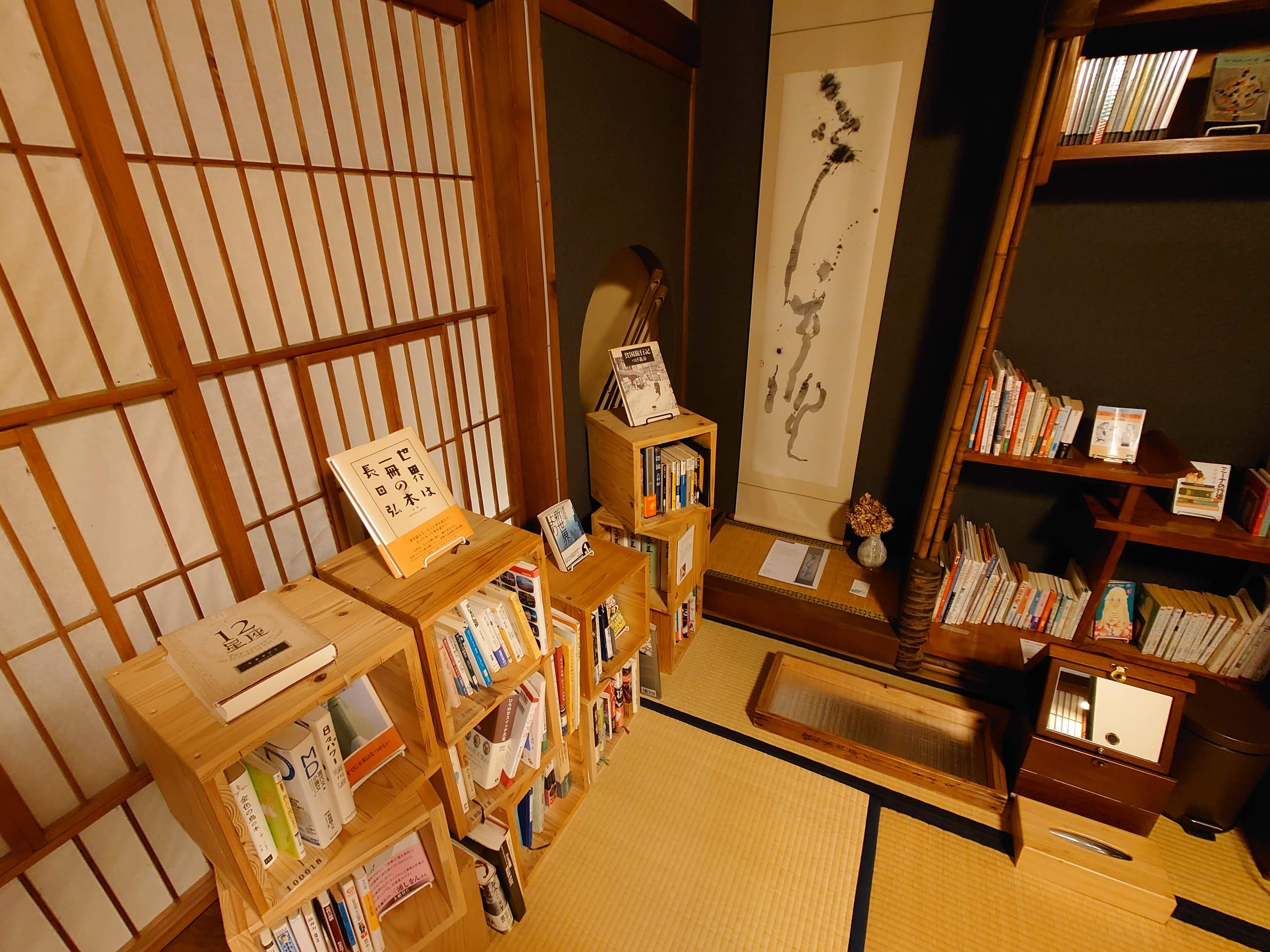 夜の本棚と掛け軸