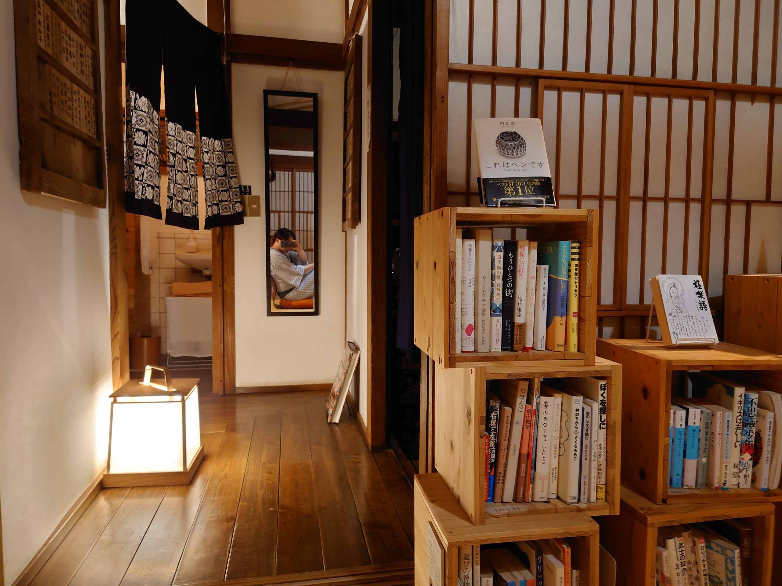 本棚が並ぶ夜の廊下
