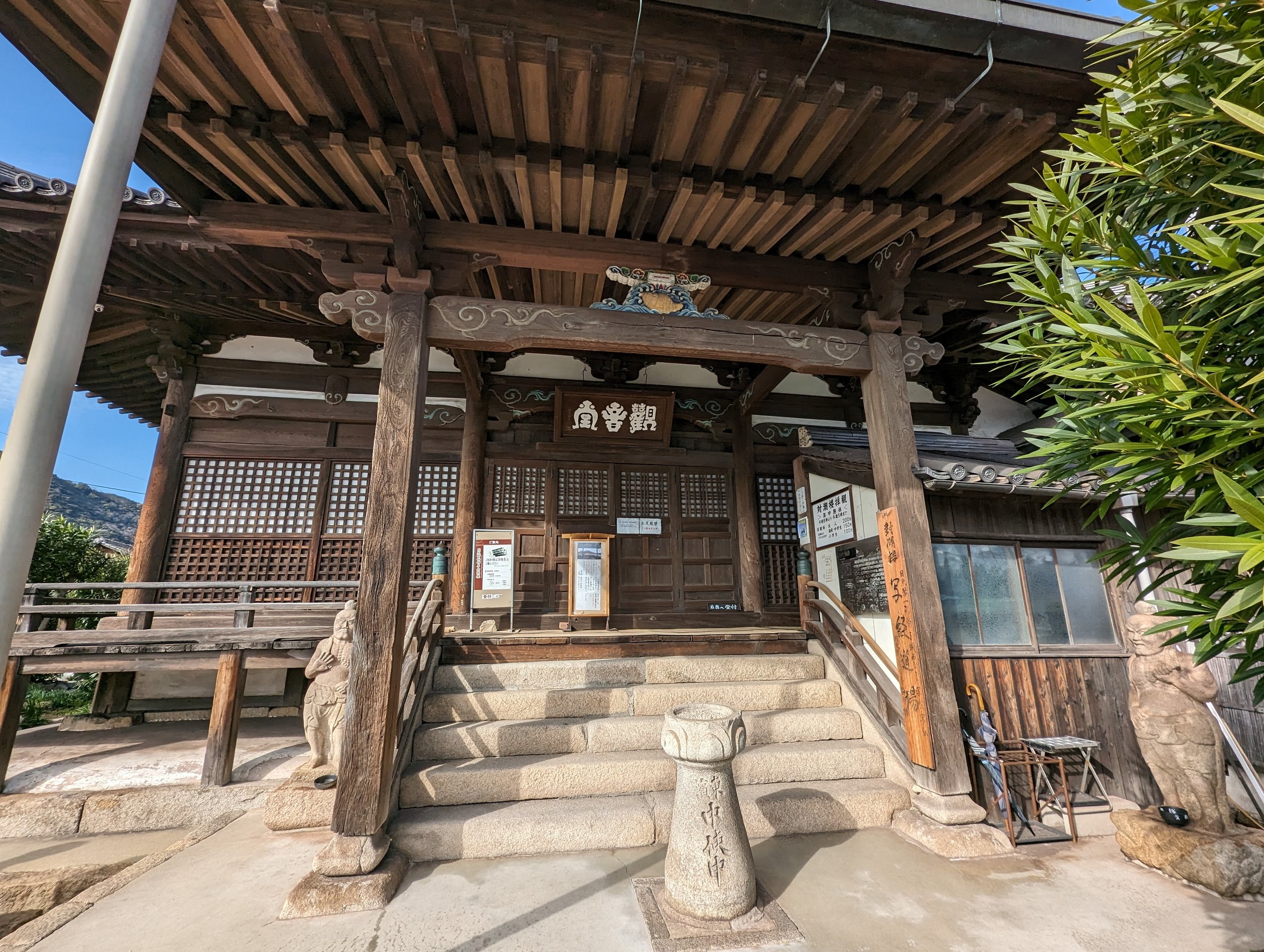 石段の上にある、福禅寺の入口