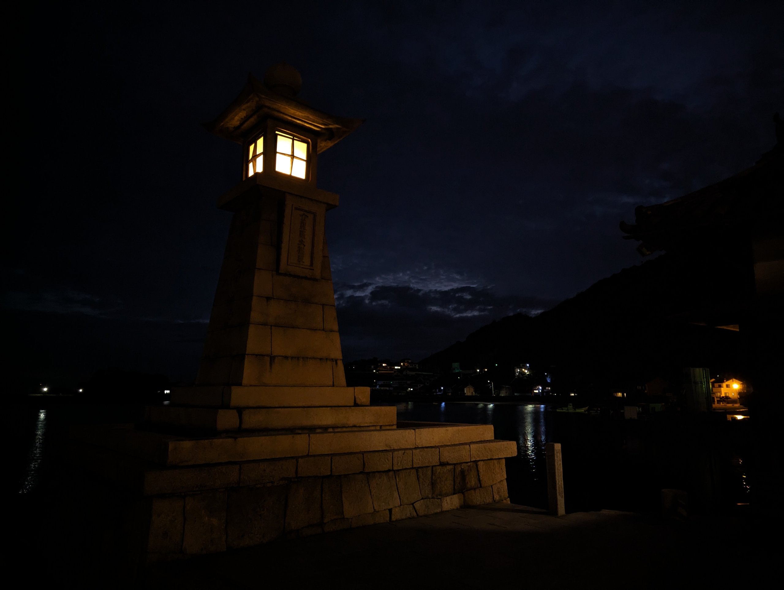 灯りがともった夜の常夜灯