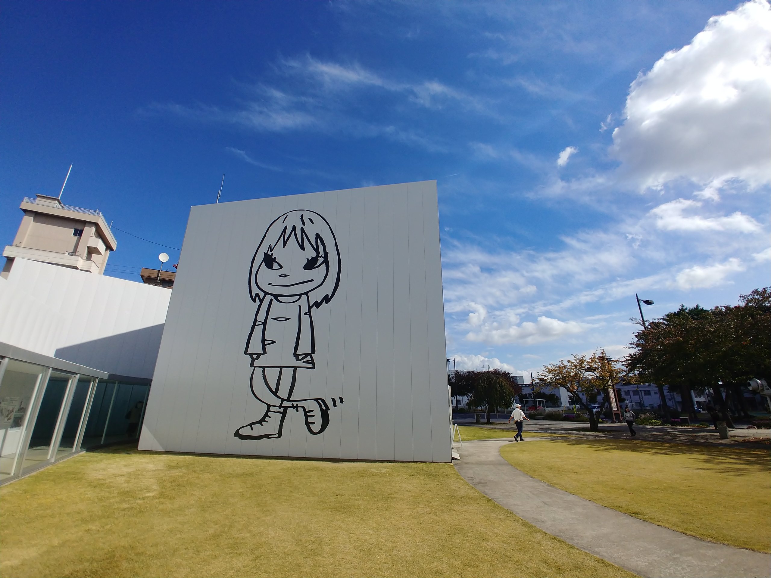 十和田市現代美術館の白い建物の壁に描かれた、奈良美智さんの女の子の絵