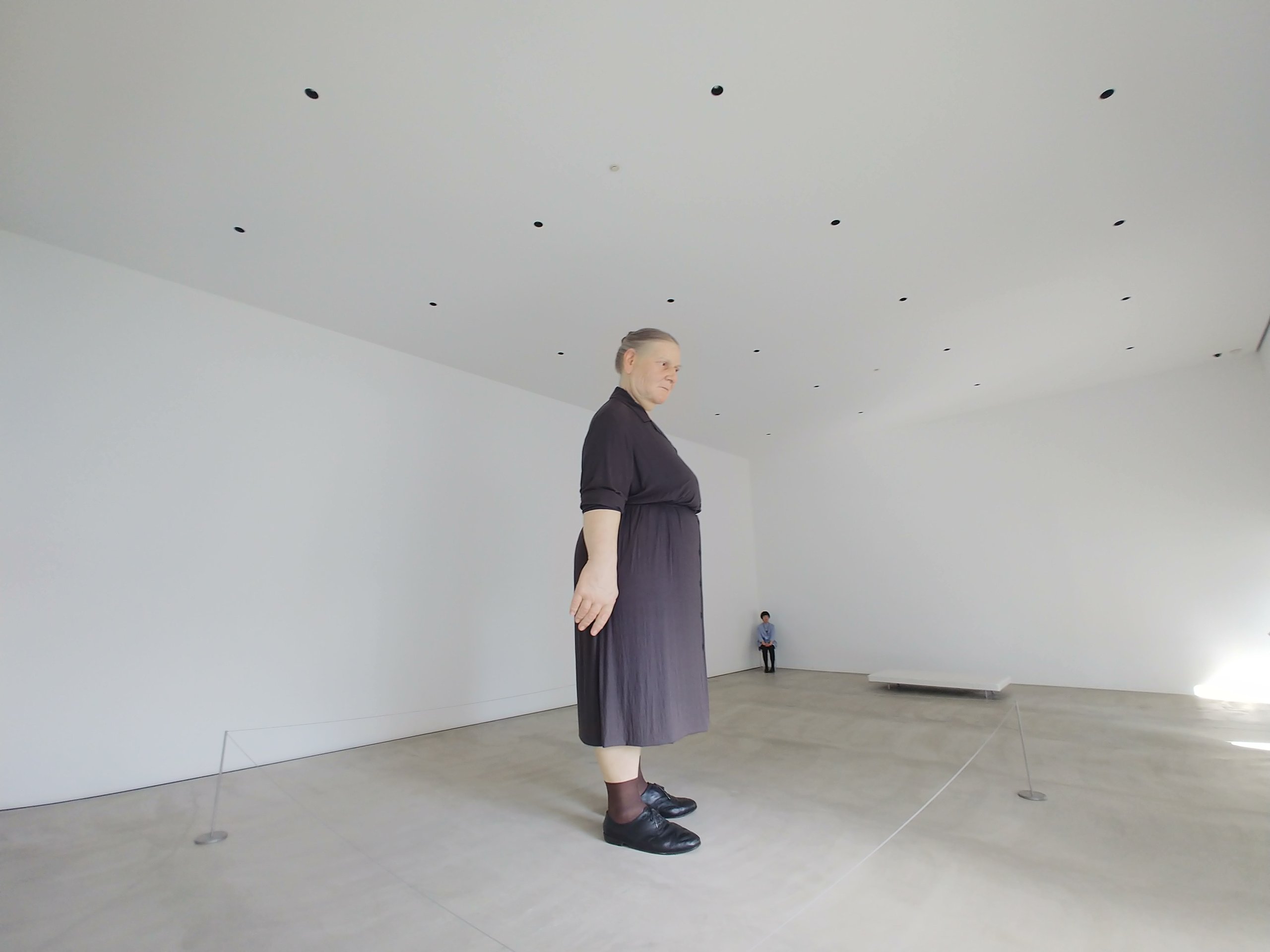 十和田市現代美術館の展示室に立つ、巨大な女性像「スタンディング・ウーマン」