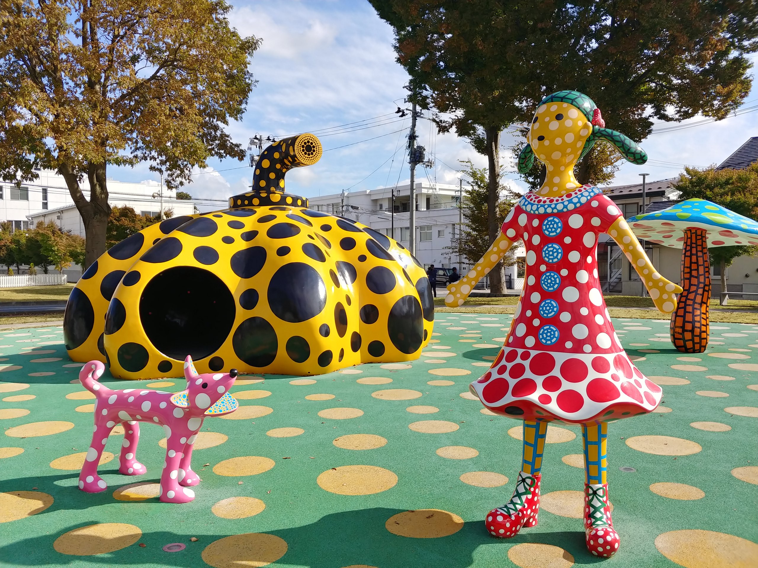 アート広場に並ぶ草間彌生さんの水玉のかぼちゃと女の子、犬の作品