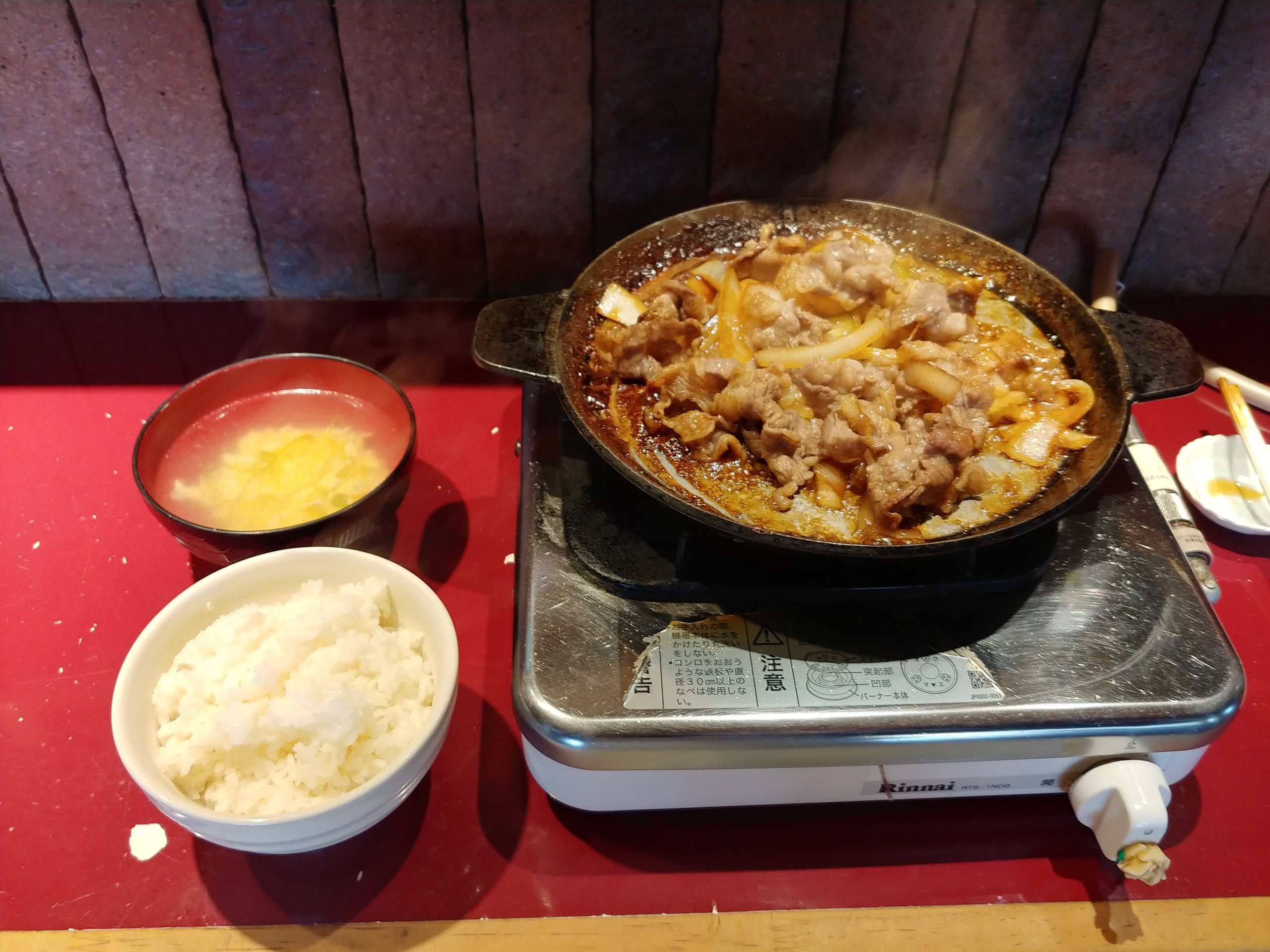 鉄鍋で焼いた十和田バラ焼きとご飯、みそ汁