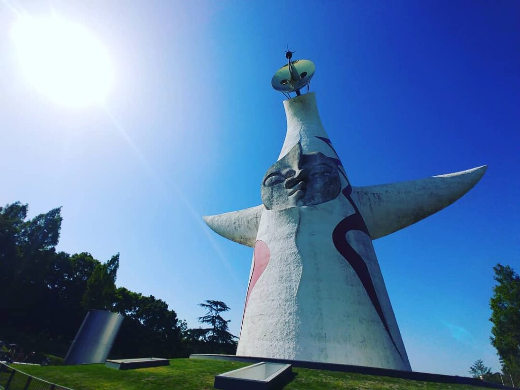 青空の下にそびえる太陽の塔