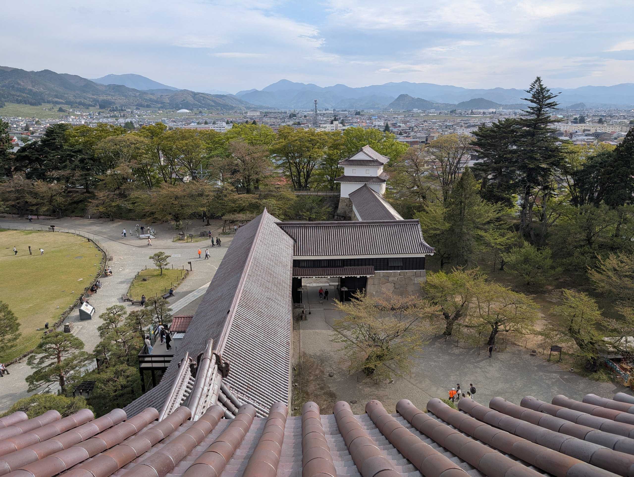 天守から見た会津若松の街と山