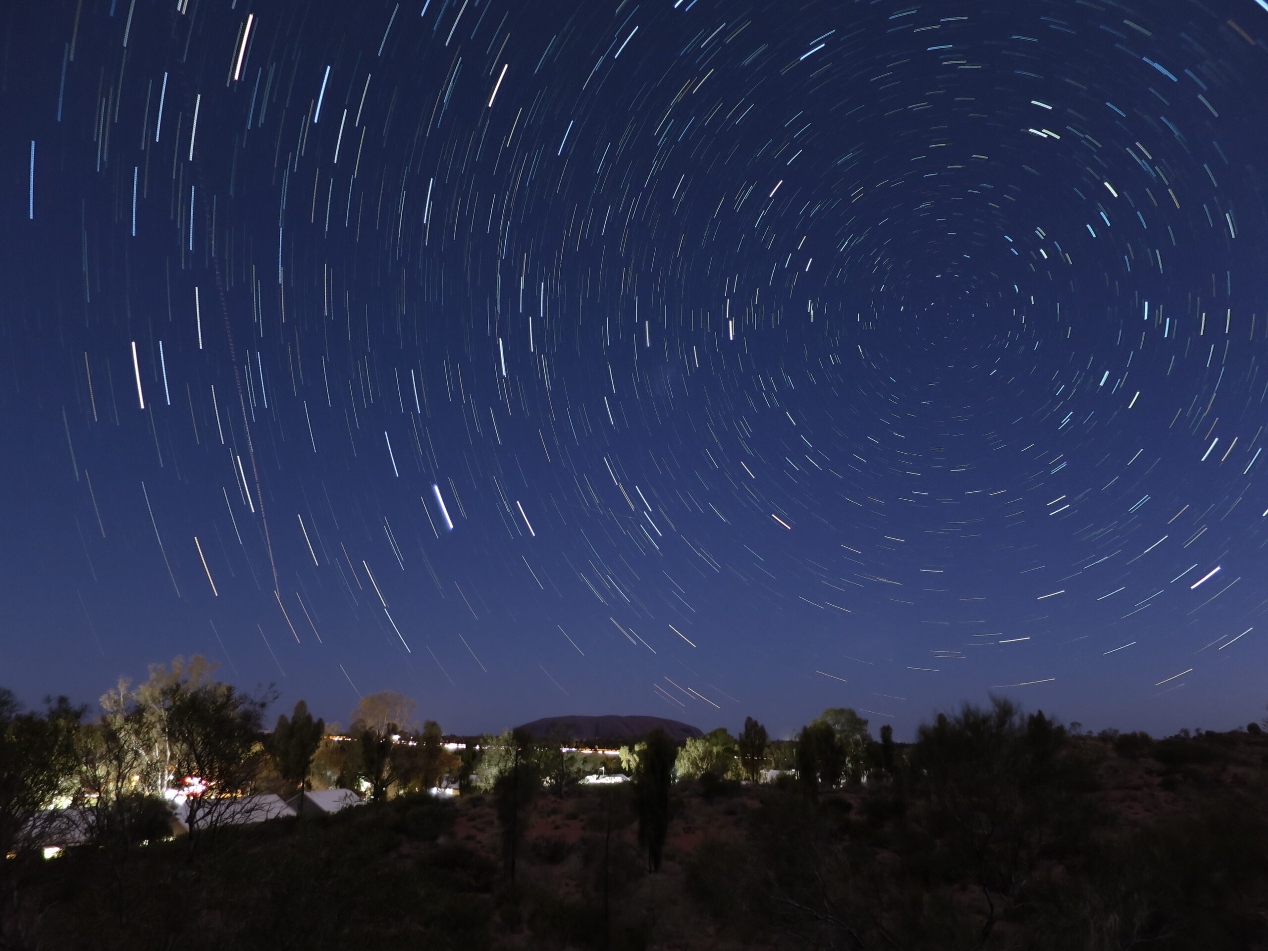 ウルルの夜空に描かれた星の軌跡