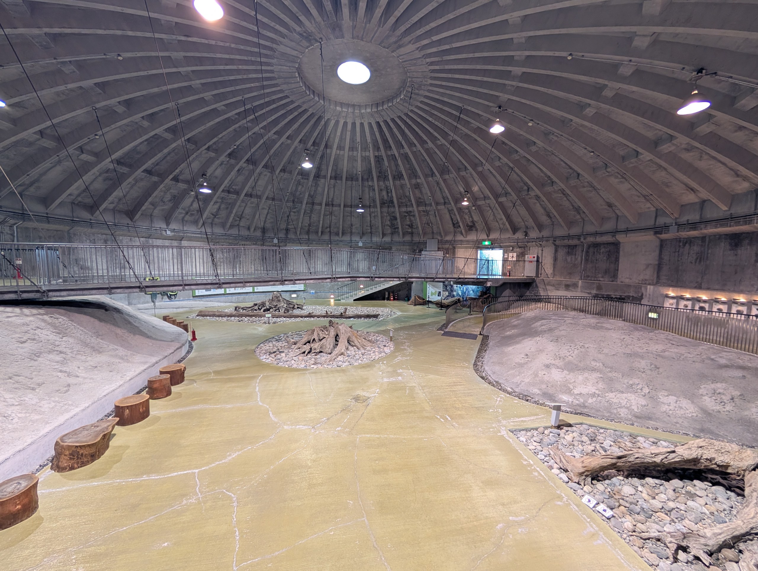 ドームの屋根の下の展示