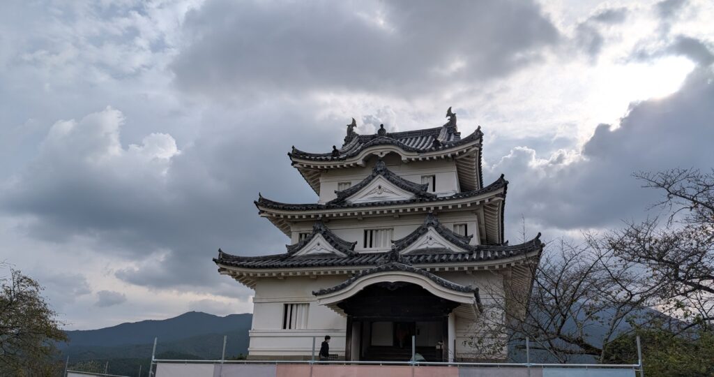 曇り空の下の、白い3層の天守