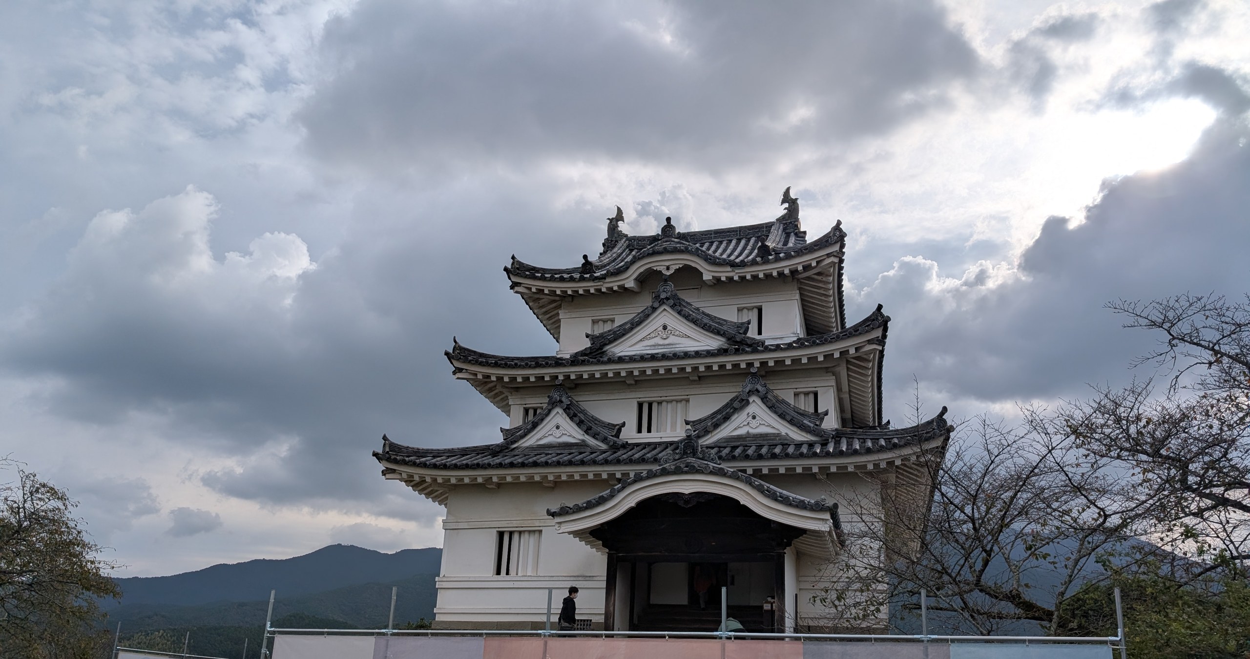 曇り空の下の、白い3層の天守