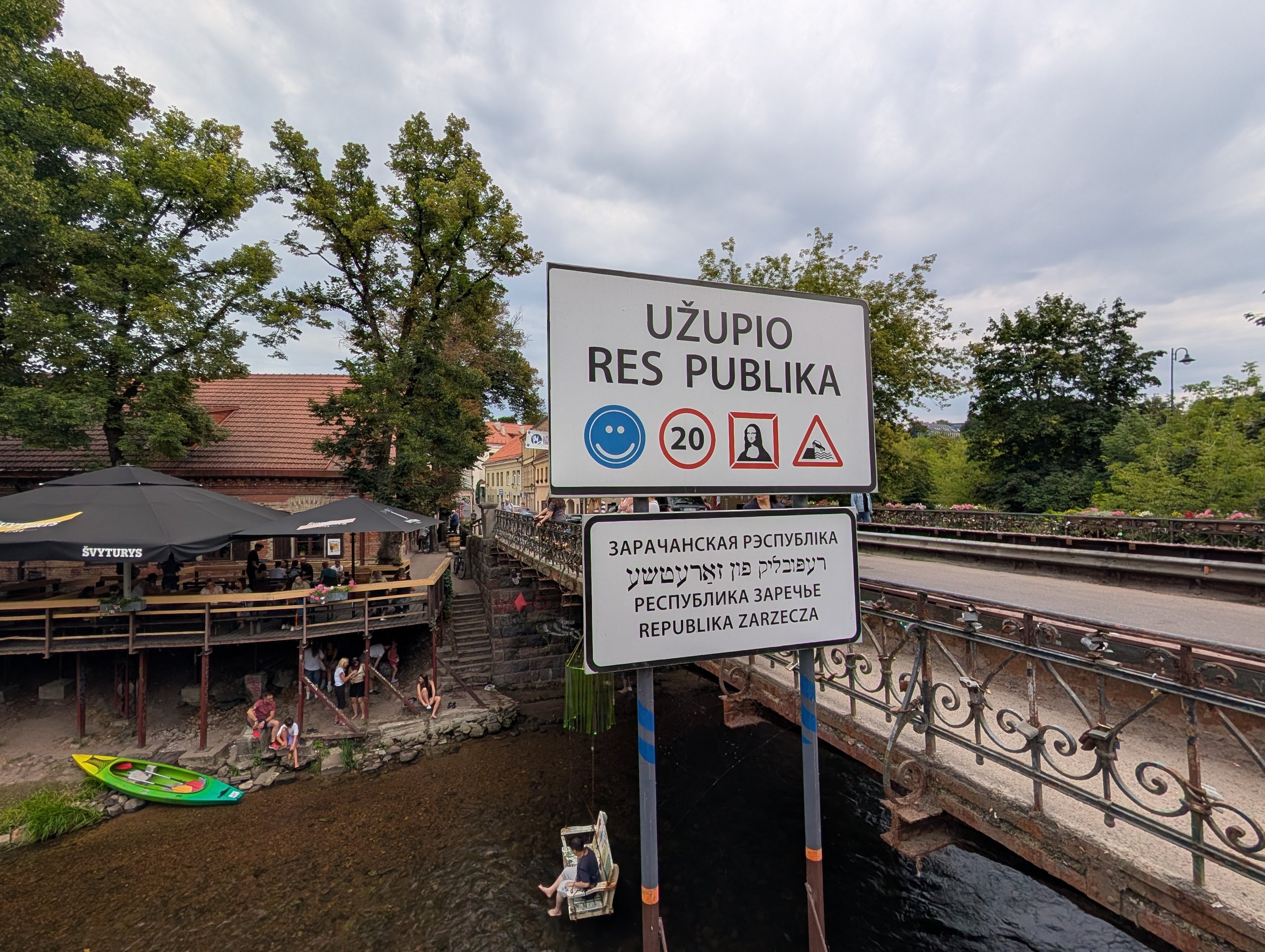 橋のたもとに立つ、「UŽUPIO RES PUBLIKA」の看板