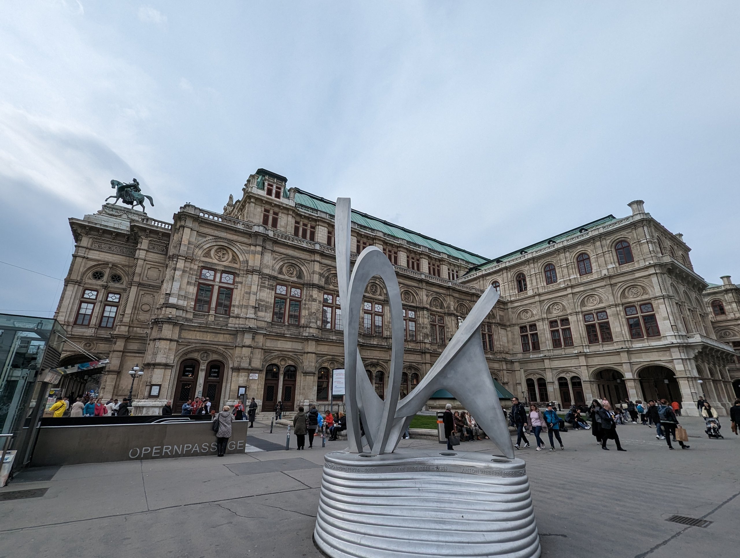 広場の向こうに建つ、ウィーン国立歌劇場