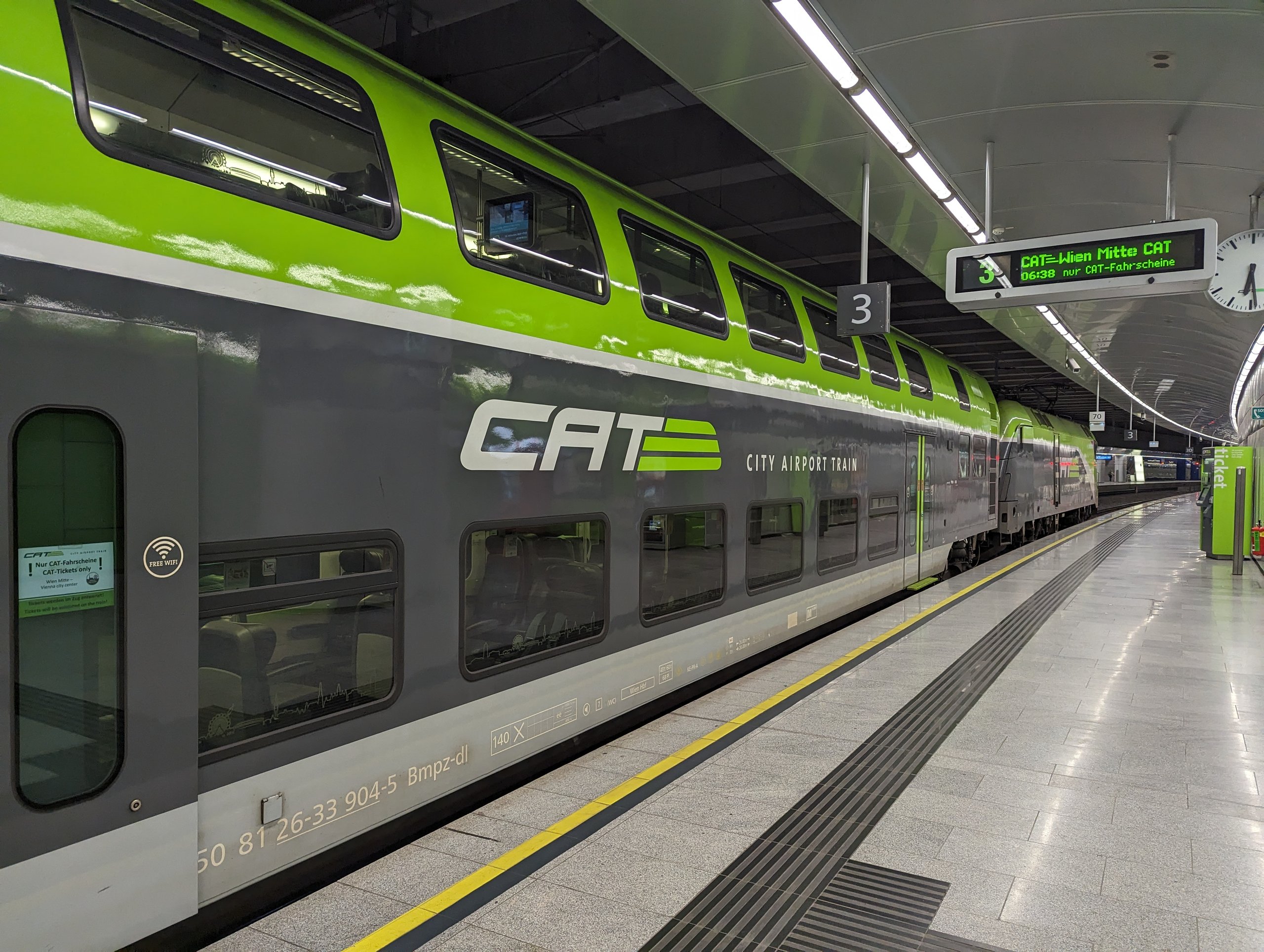 駅のホームに停まる、緑の帯のCAT(シティ・エアポート・トレイン)