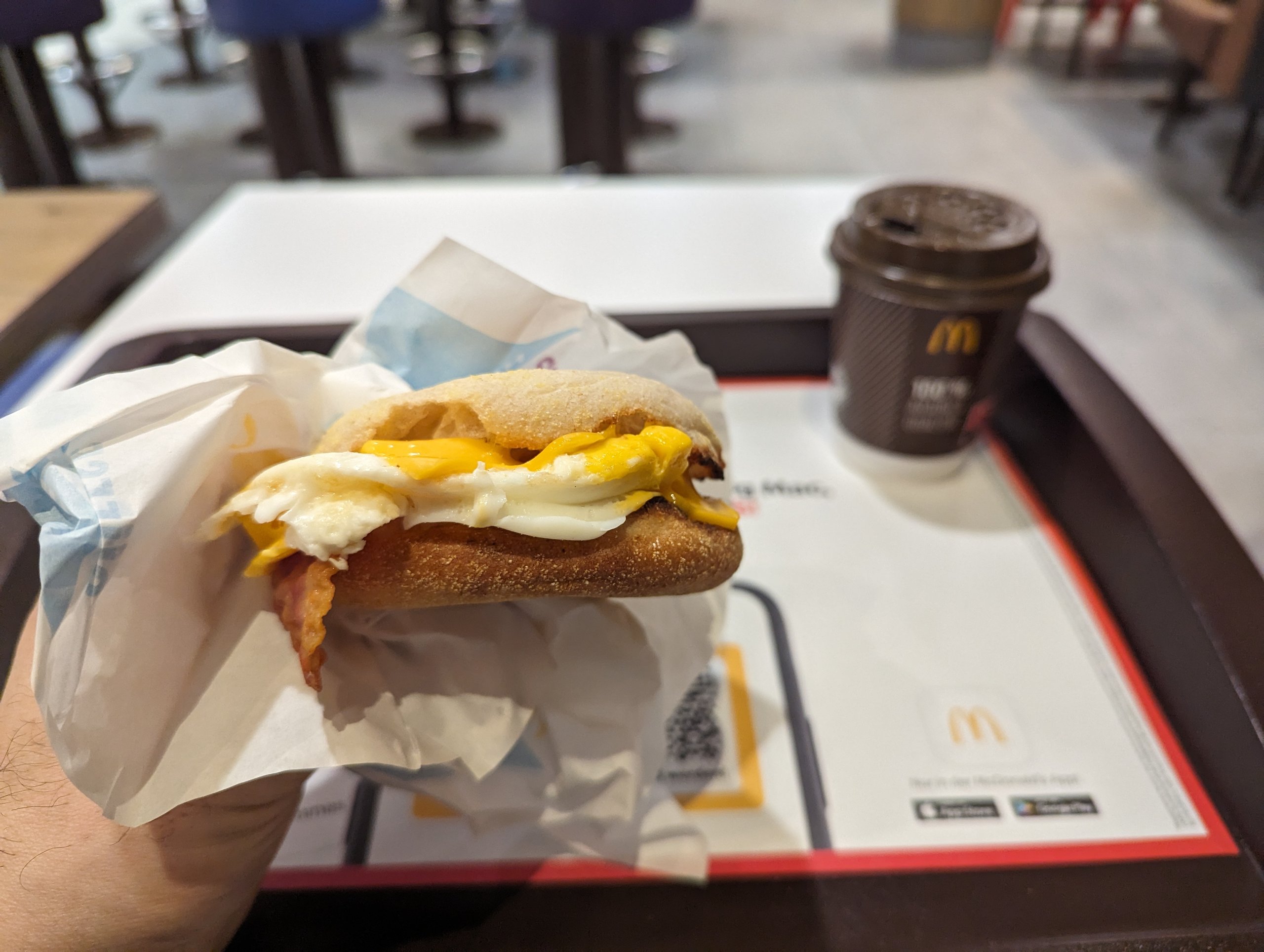 マクドナルドの朝食のマフィンとコーヒー