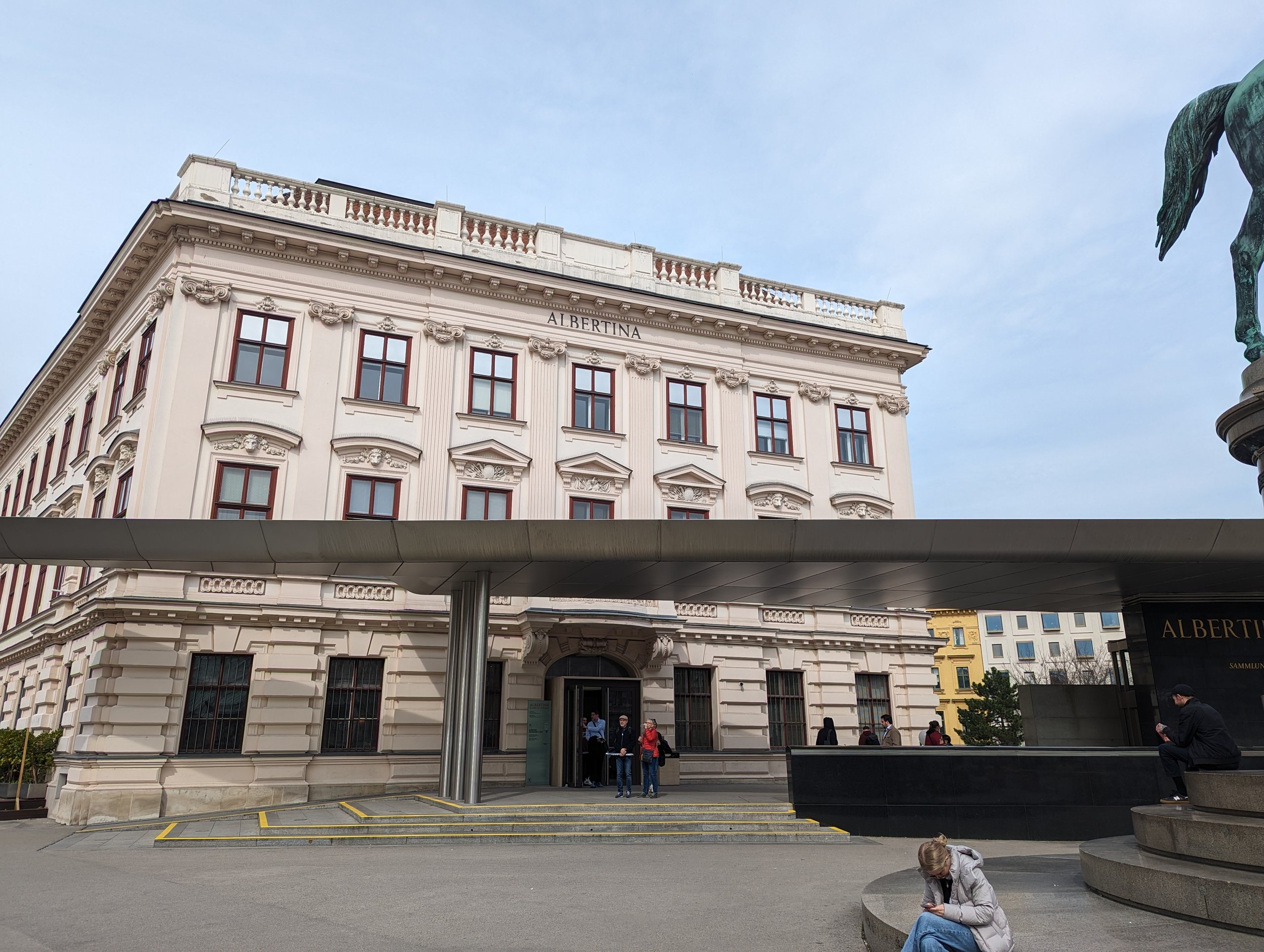 広場に面した、アルベルティーナ美術館の建物