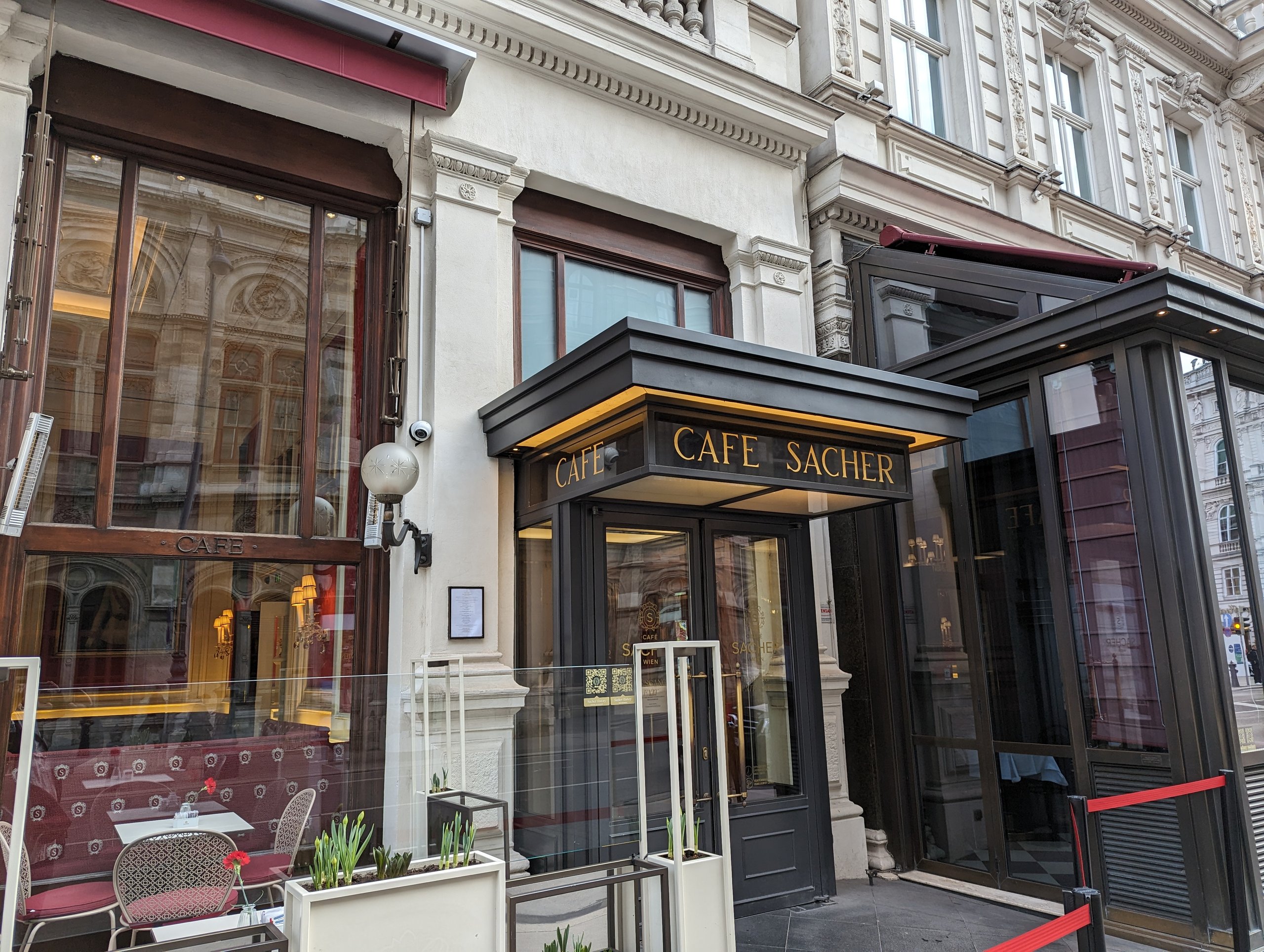 「CAFE SACHER」の看板が掛かる入口