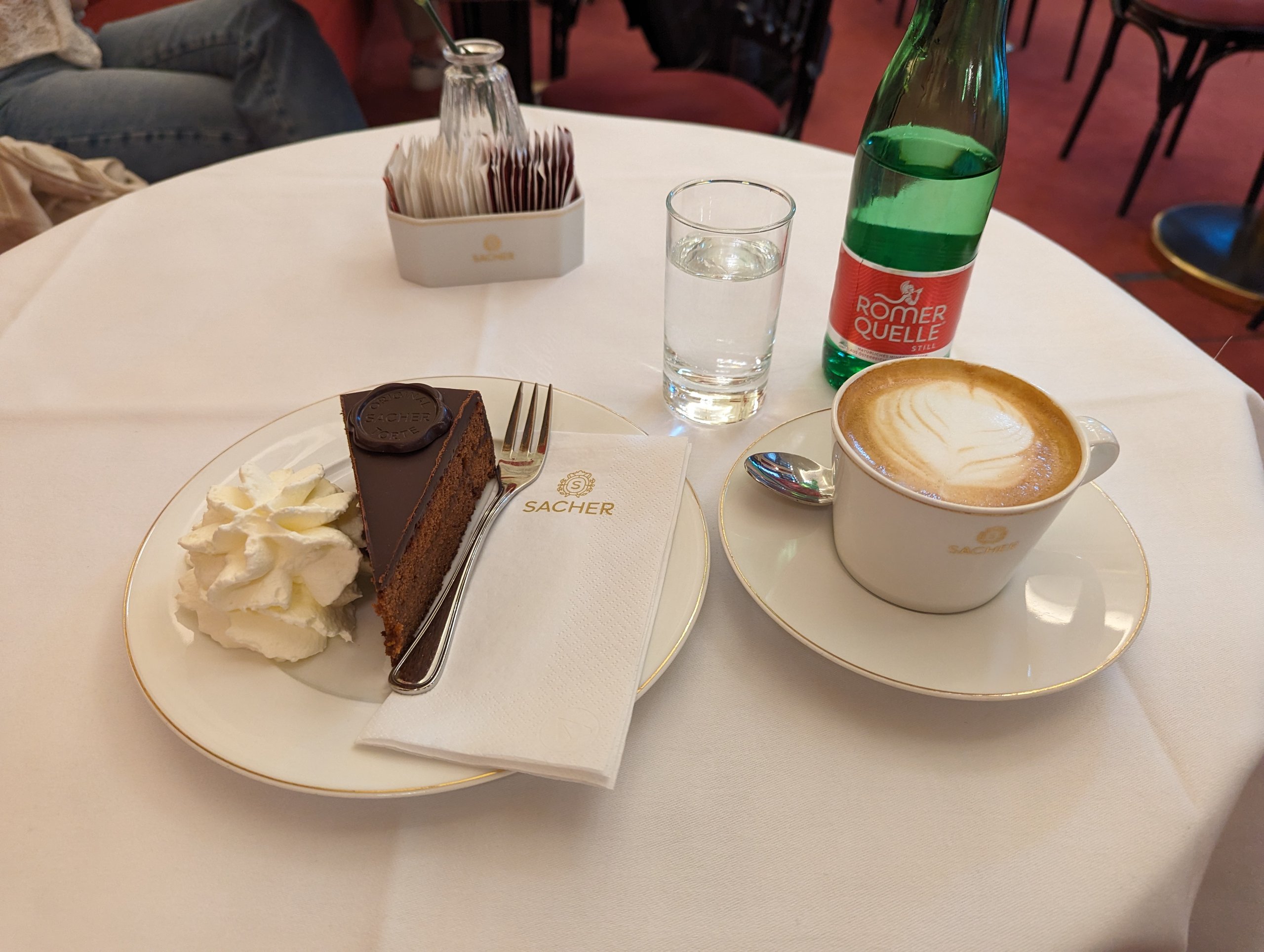 ホイップクリームを添えたザッハトルテと、カフェラテ