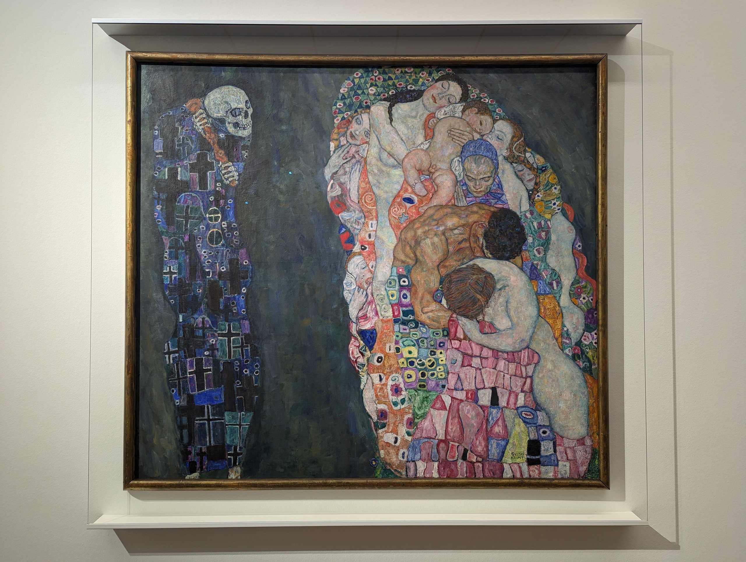 骸骨と、寄り添う人々を描いたクリムトの「死と生」