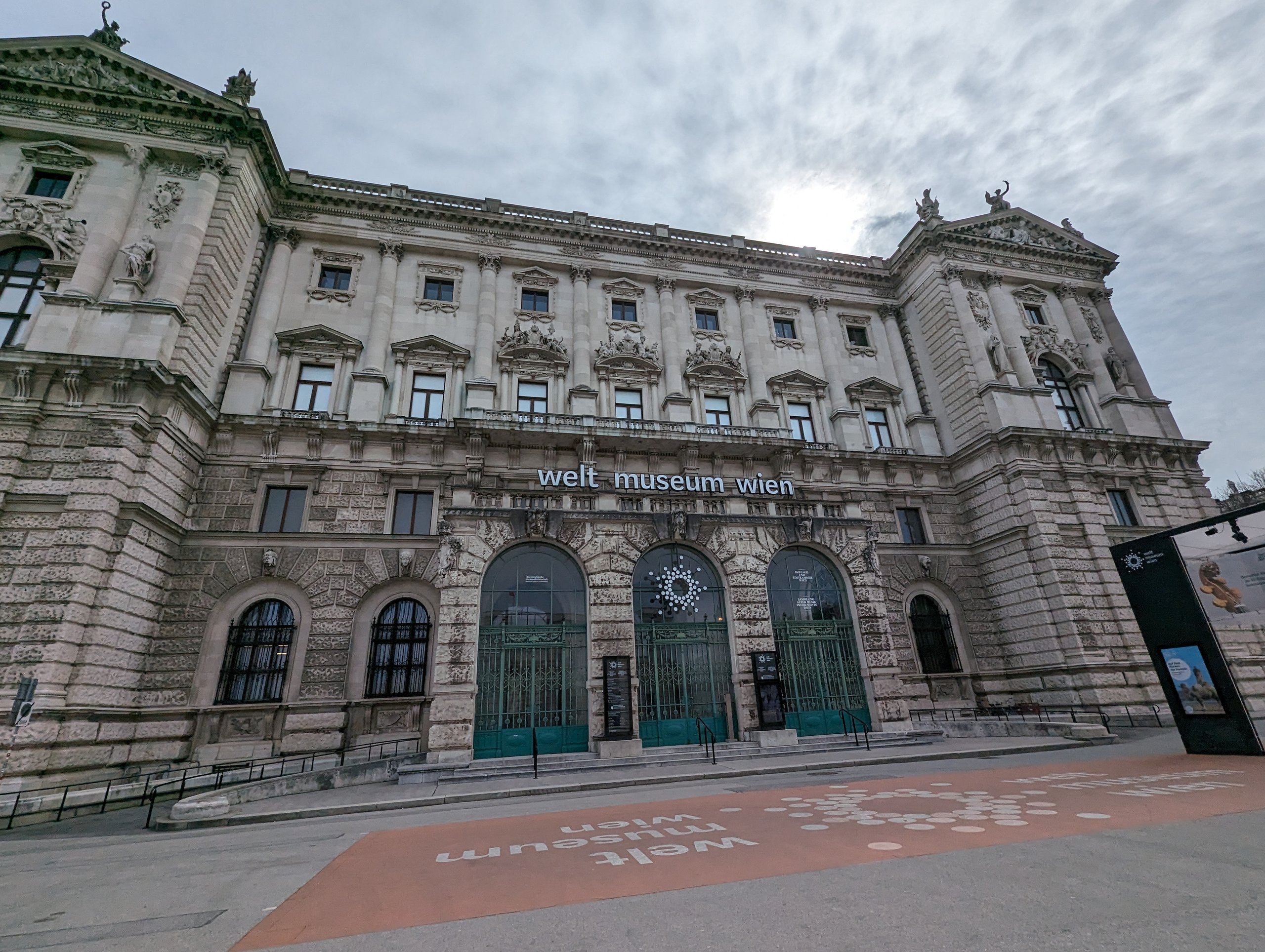 「weltmuseum wien」の文字が入る、博物館の建物