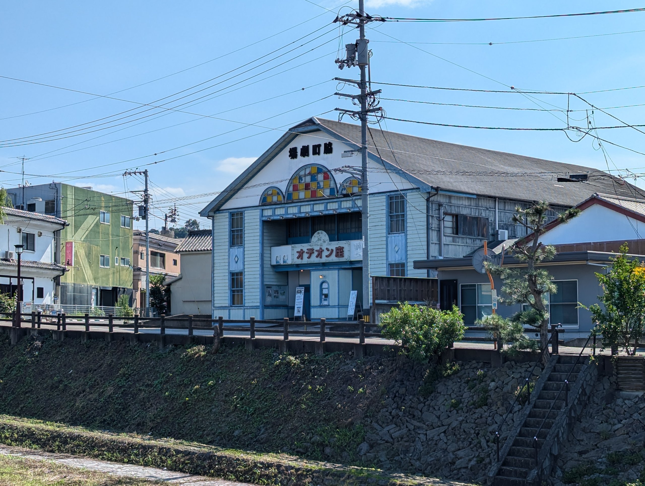 川の向こうに見える、オデオン座の建物