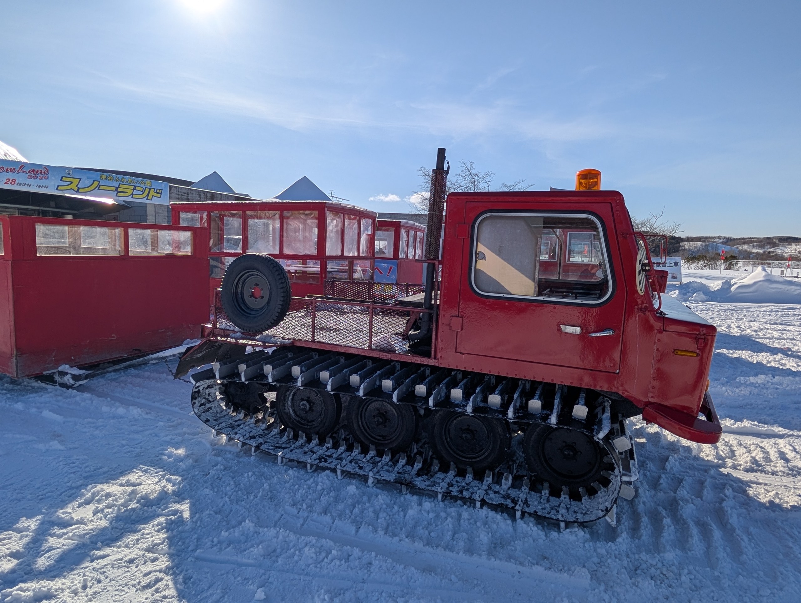雪の上の赤い雪上車