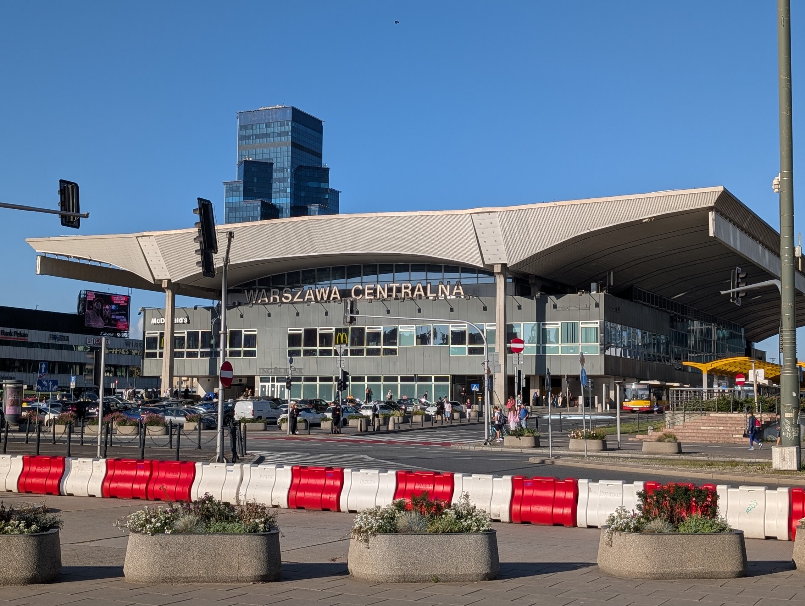 朝のワルシャワ中央駅の前