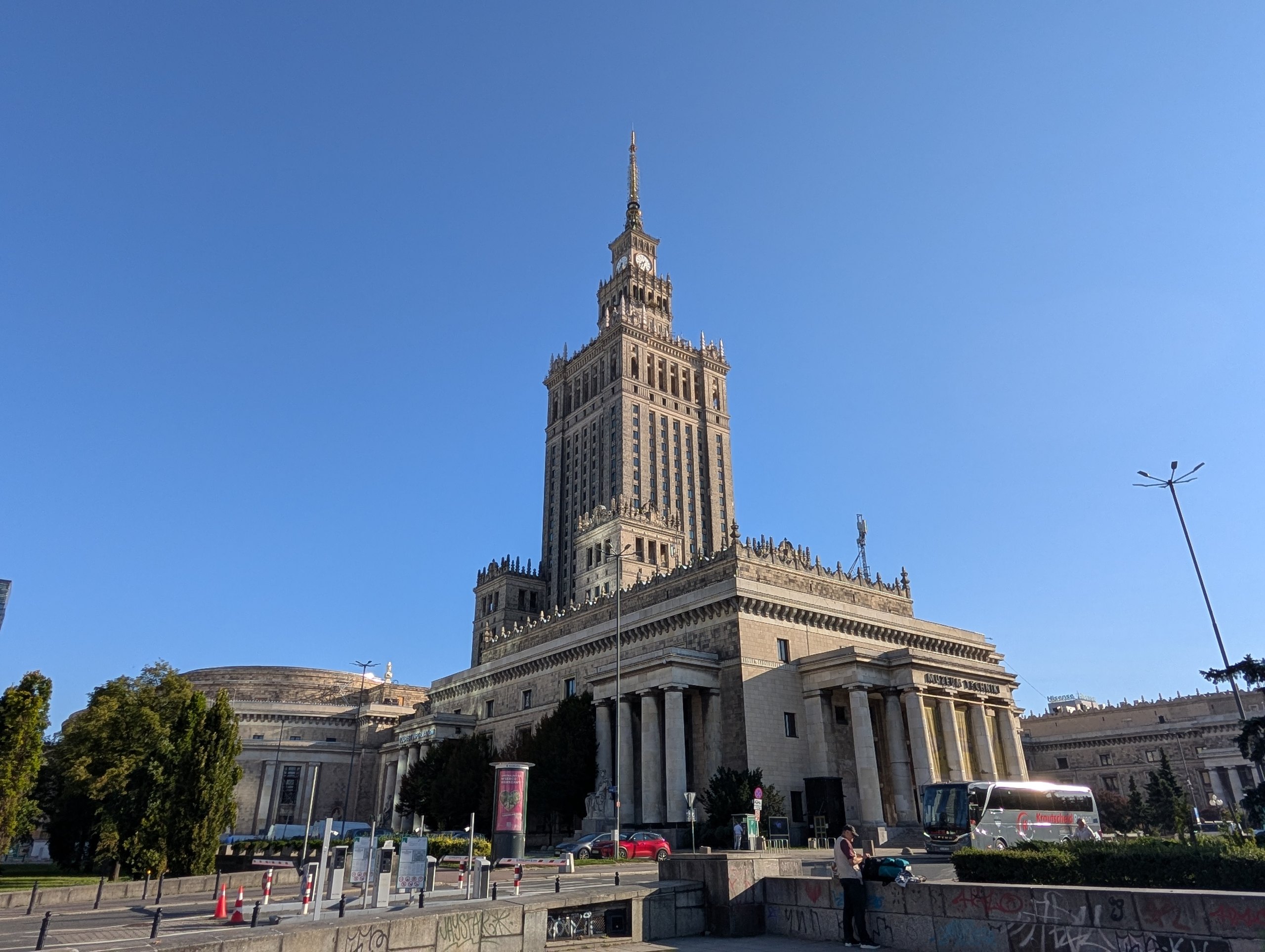 青空の下、駅前にそびえる尖塔のある大きな建物