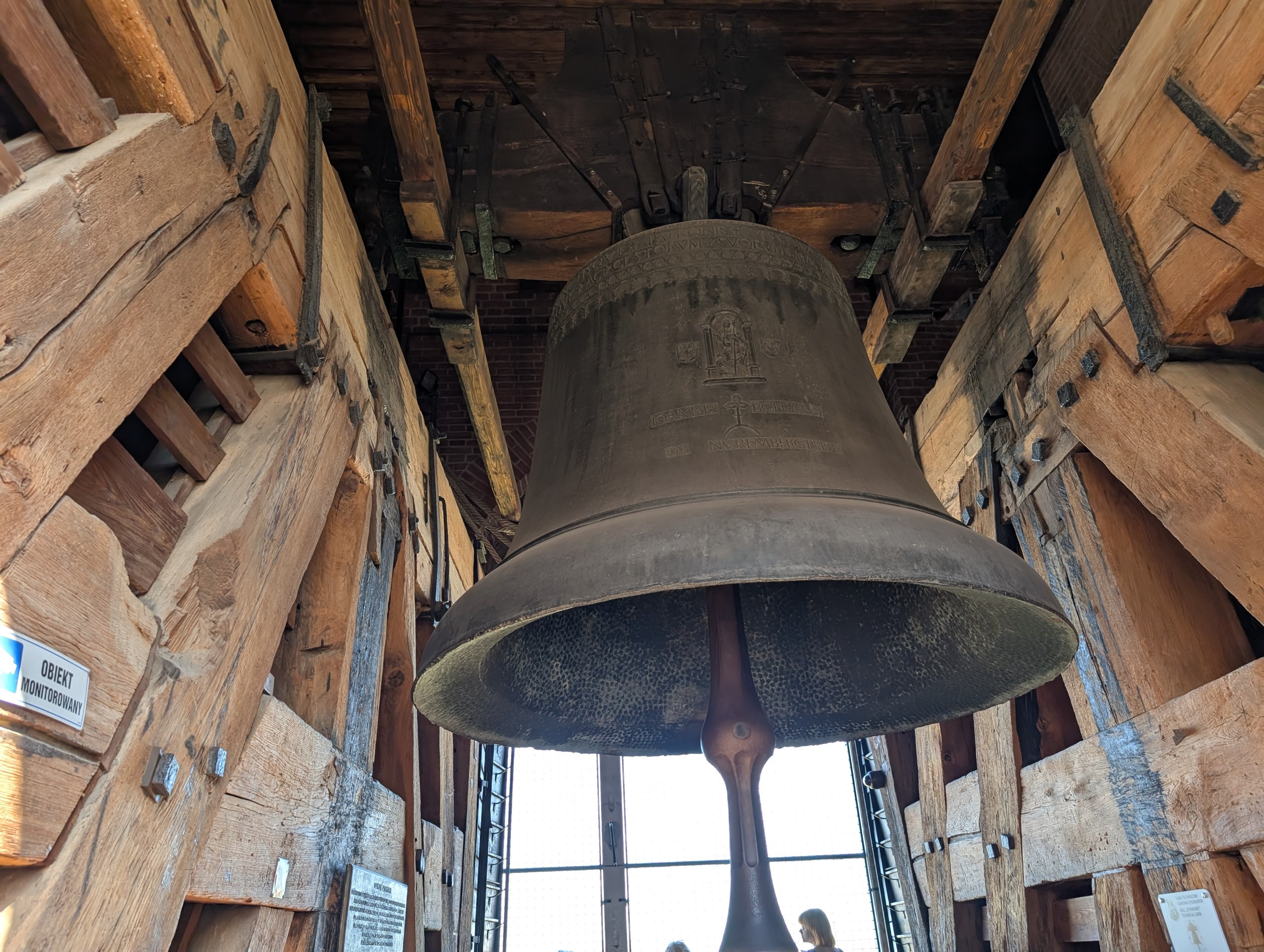 木の枠に吊るされた、大きな鐘