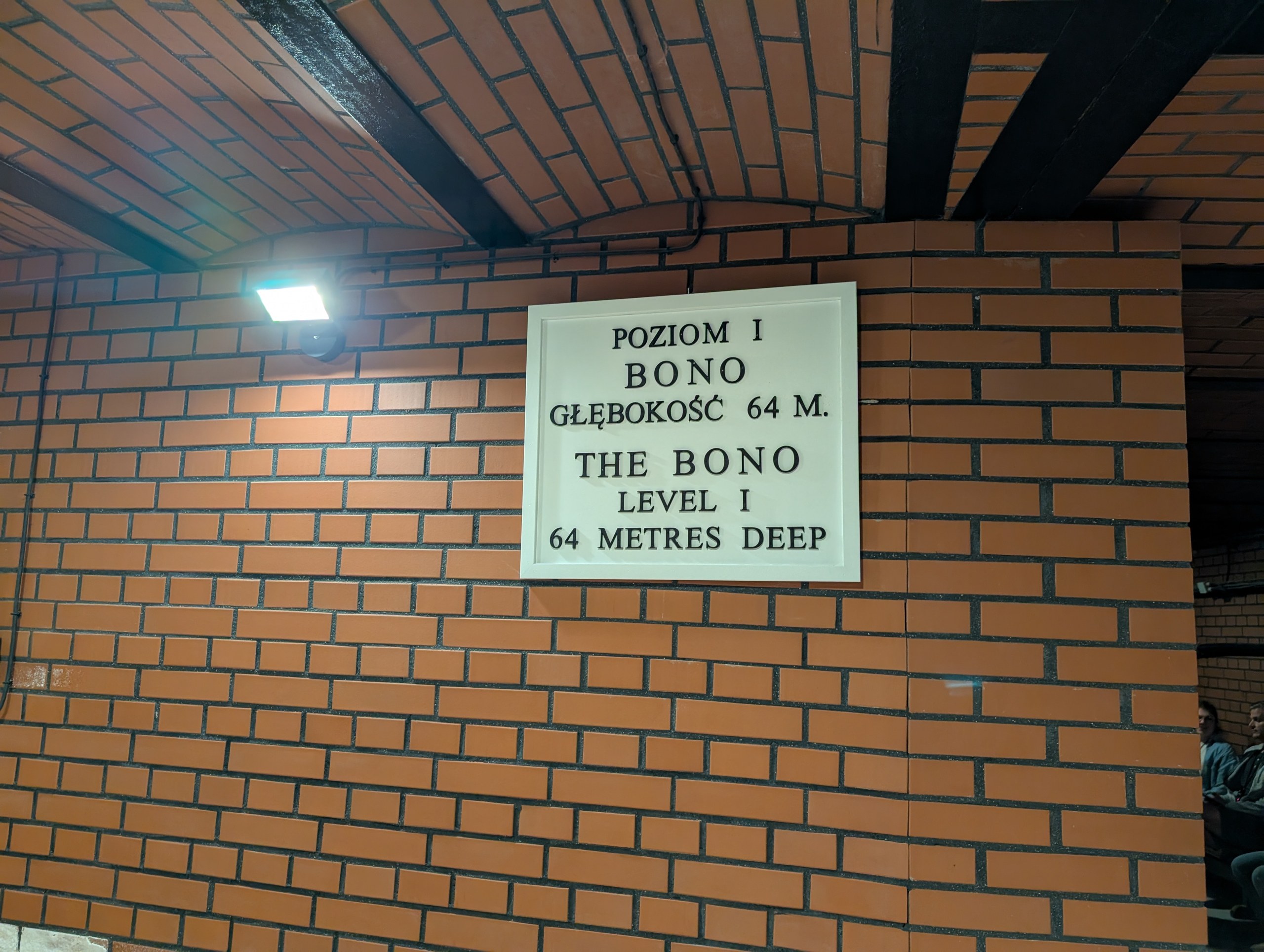 「POZIOM I BONO 64 M.」と書かれた、地下64メートルの第1層の表示