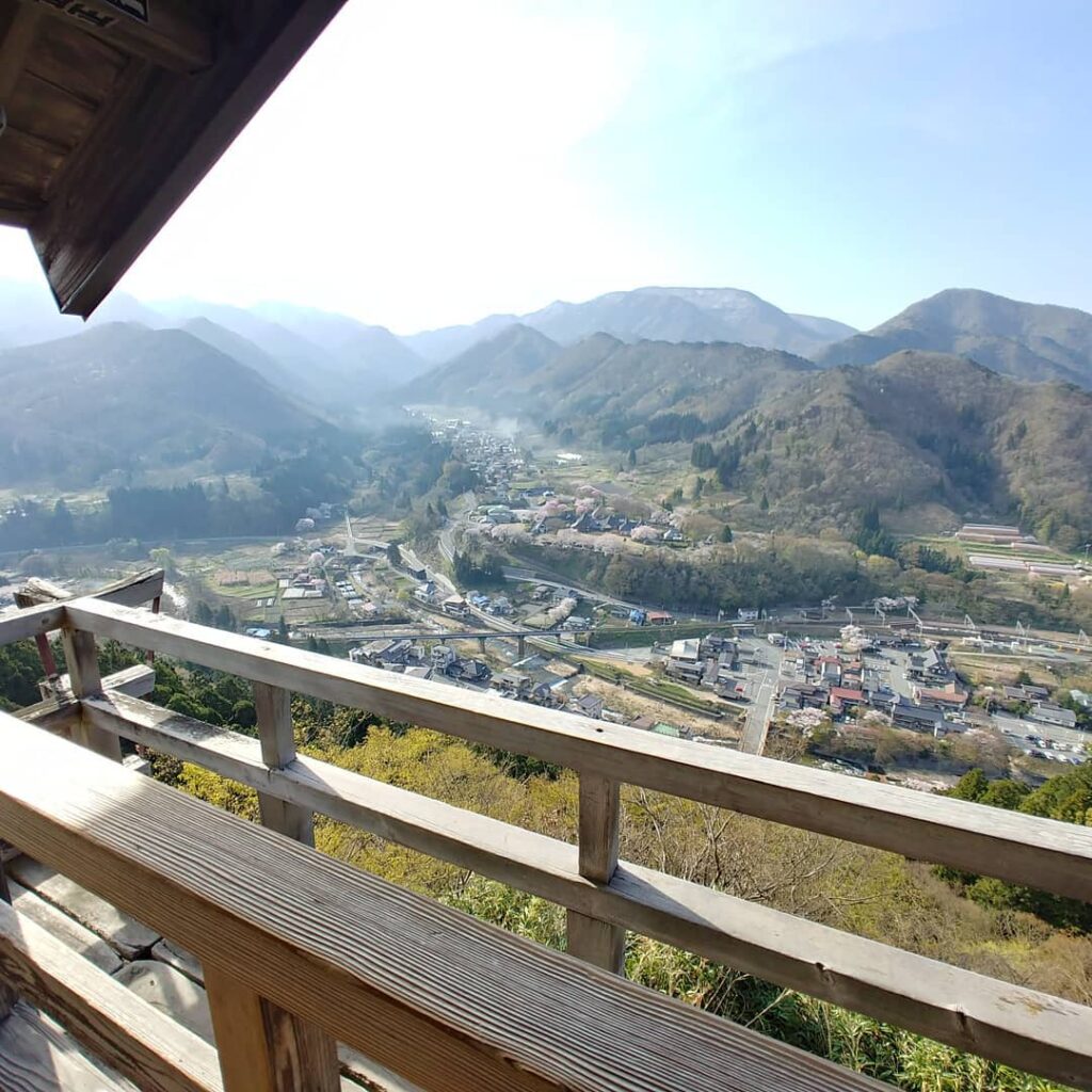 山寺の五大堂から見下ろした、山あいの町並み
