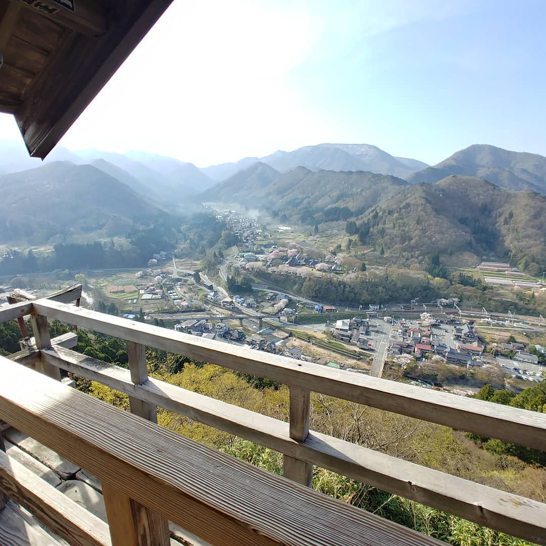 山寺の五大堂から見下ろした、山あいの町並み