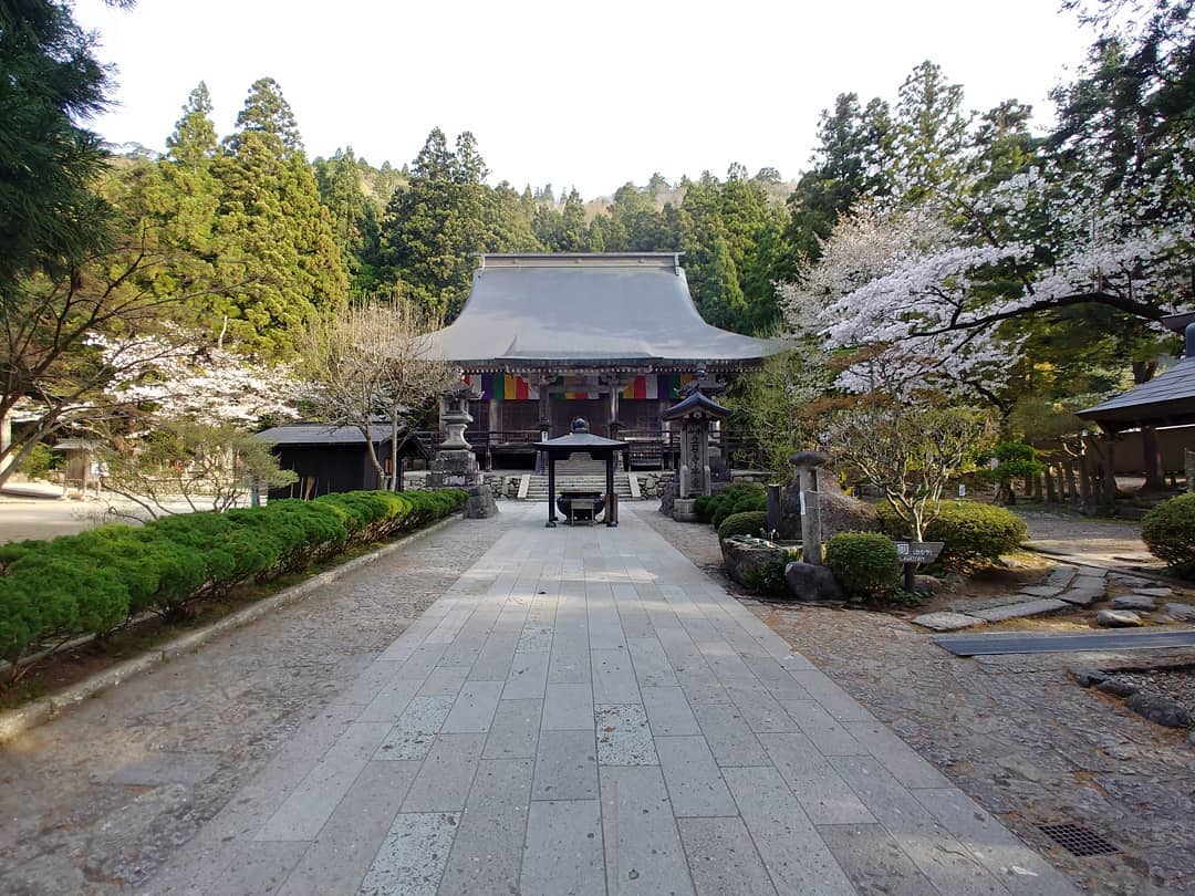 山寺の参道の先に建つ根本中堂
