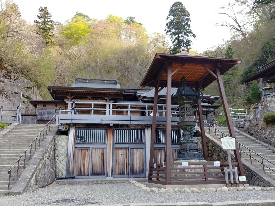 山寺の石段の途中に建つお堂と鐘楼