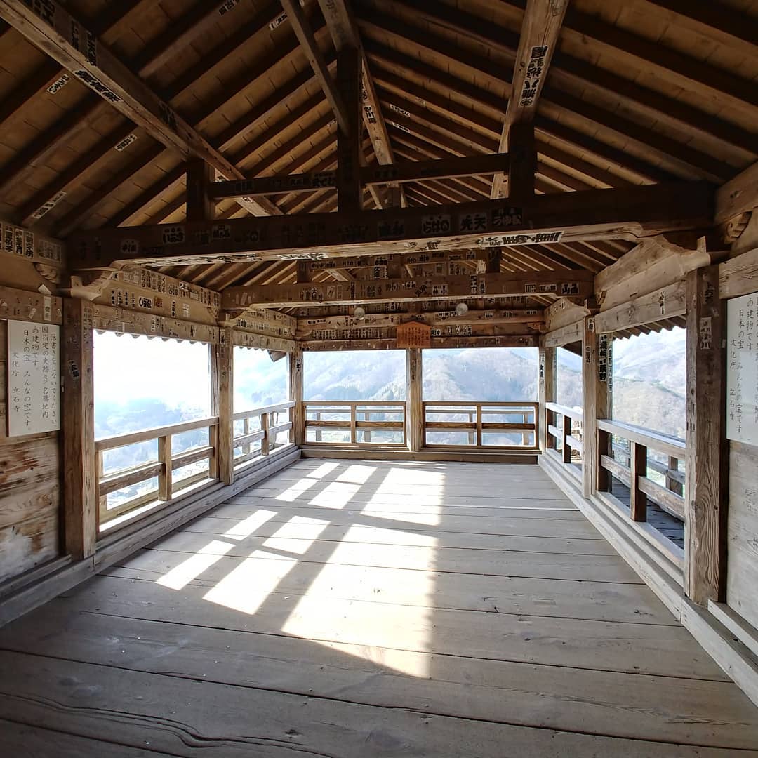 木の柱と手すりに囲まれた、山寺の五大堂