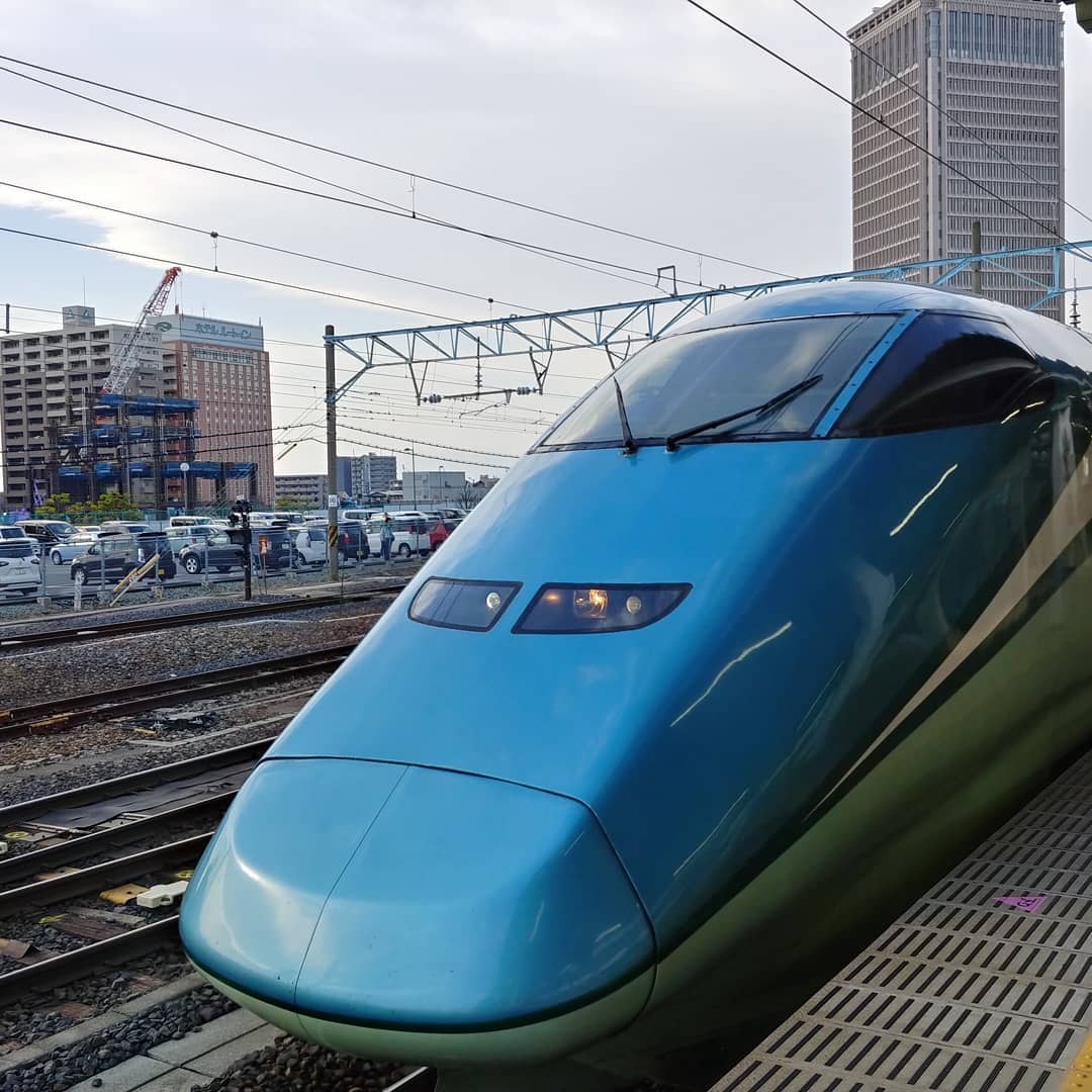 ホームに停まる足湯つき新幹線「とれいゆつばさ」