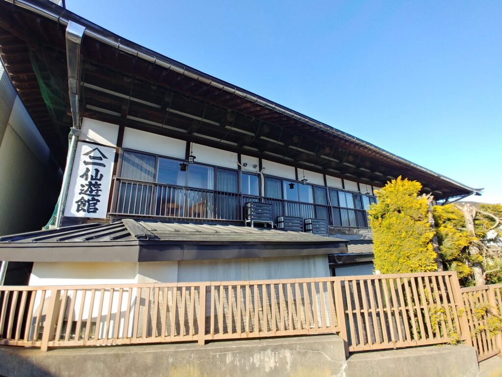 ヤマニ仙遊館の看板がかかった木造の建物