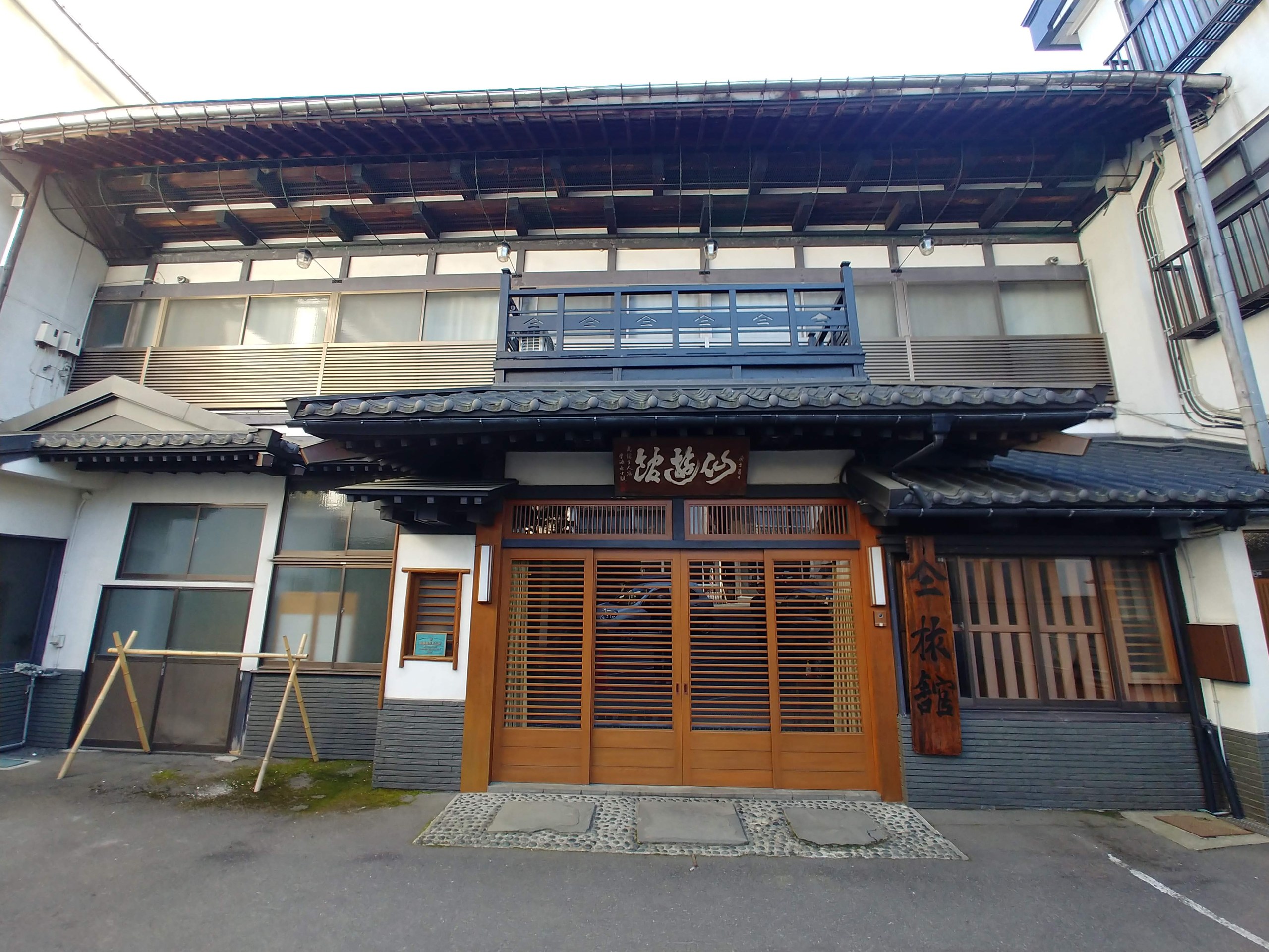 ヤマニ仙遊館の玄関