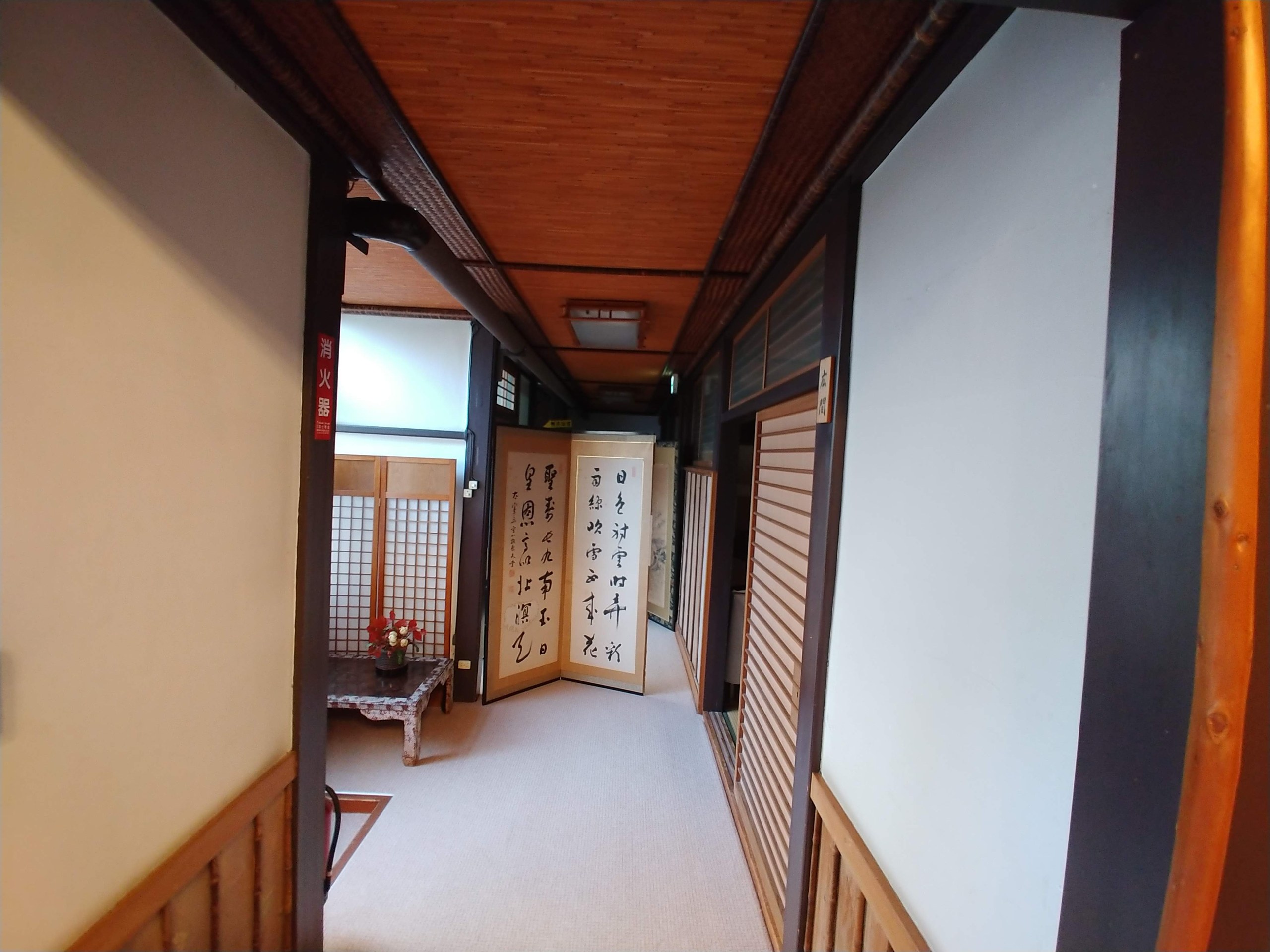 屏風が置かれた木の廊下