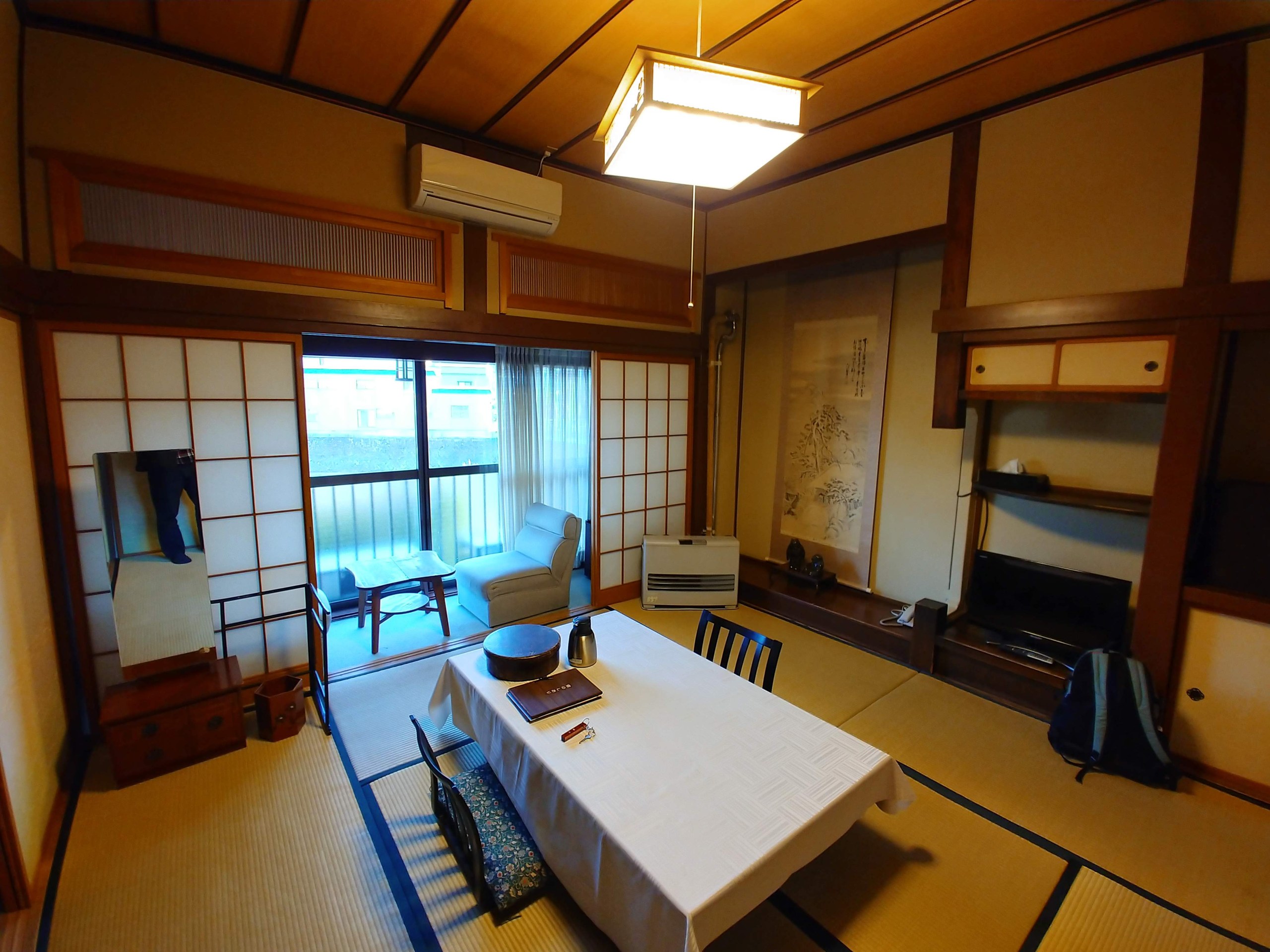 二間続きの和室と座卓
