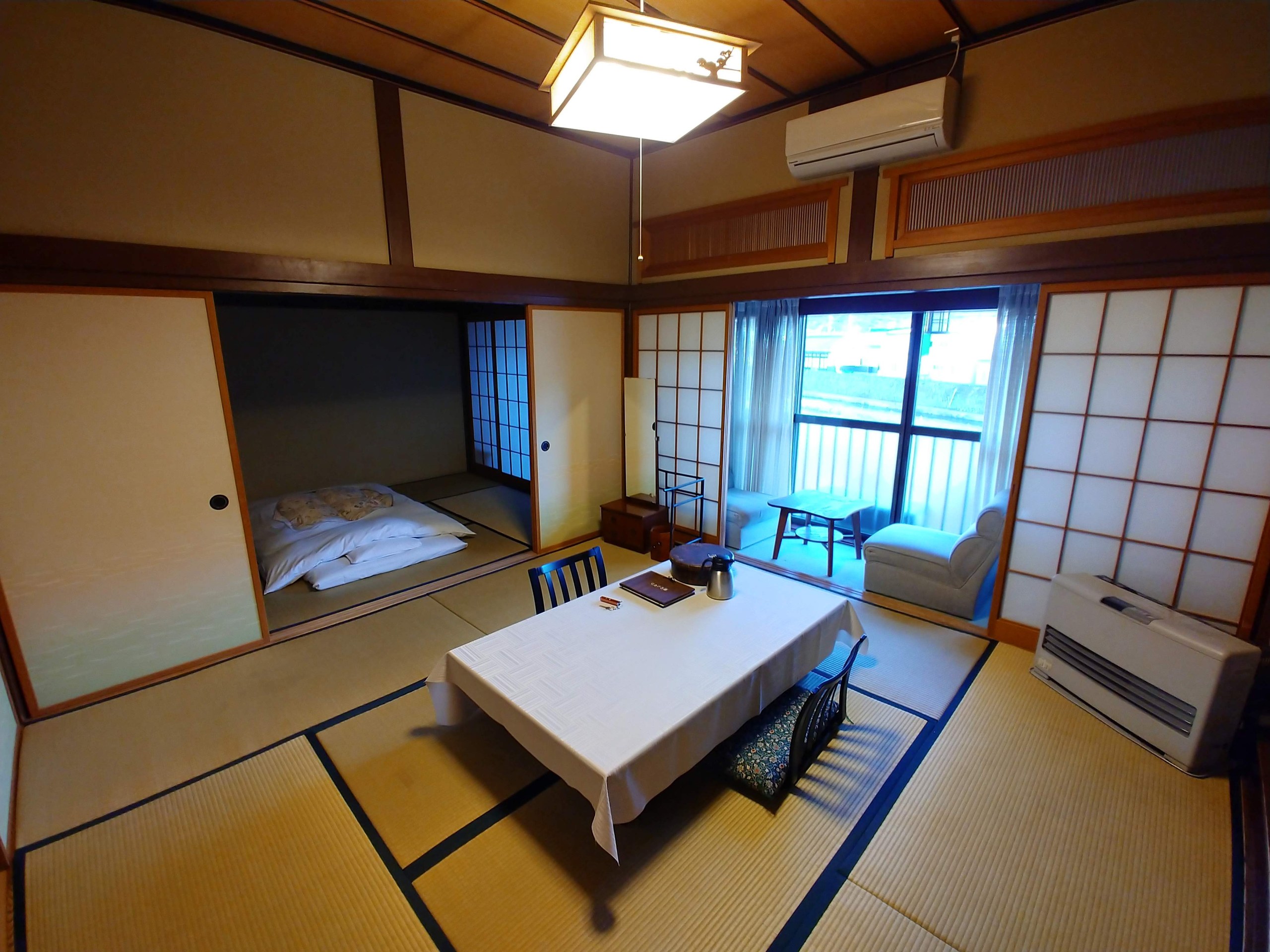 布団が敷かれた奥の部屋