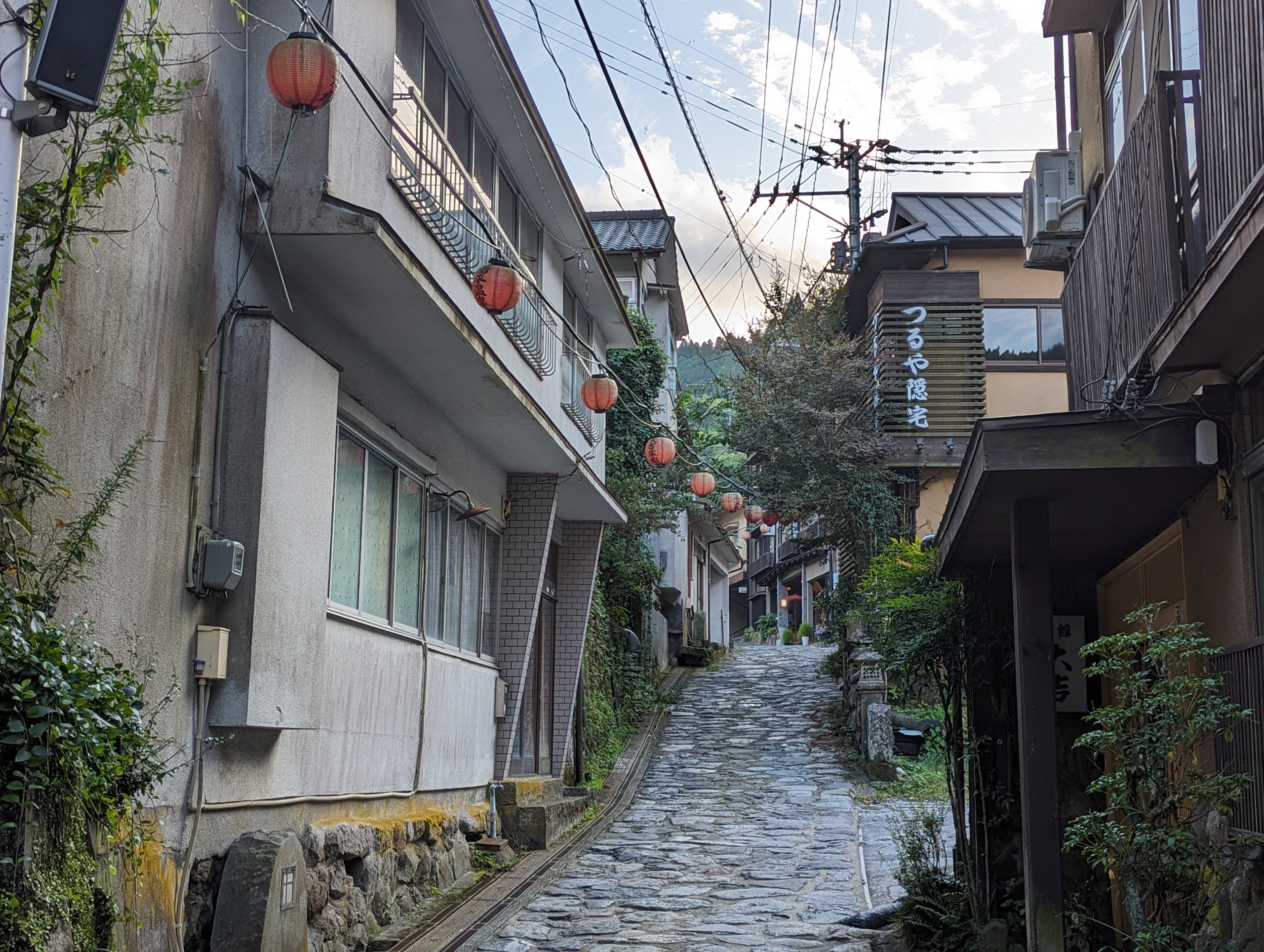 坂道の石畳に沿って、旅館が並ぶ湯平温泉の通り