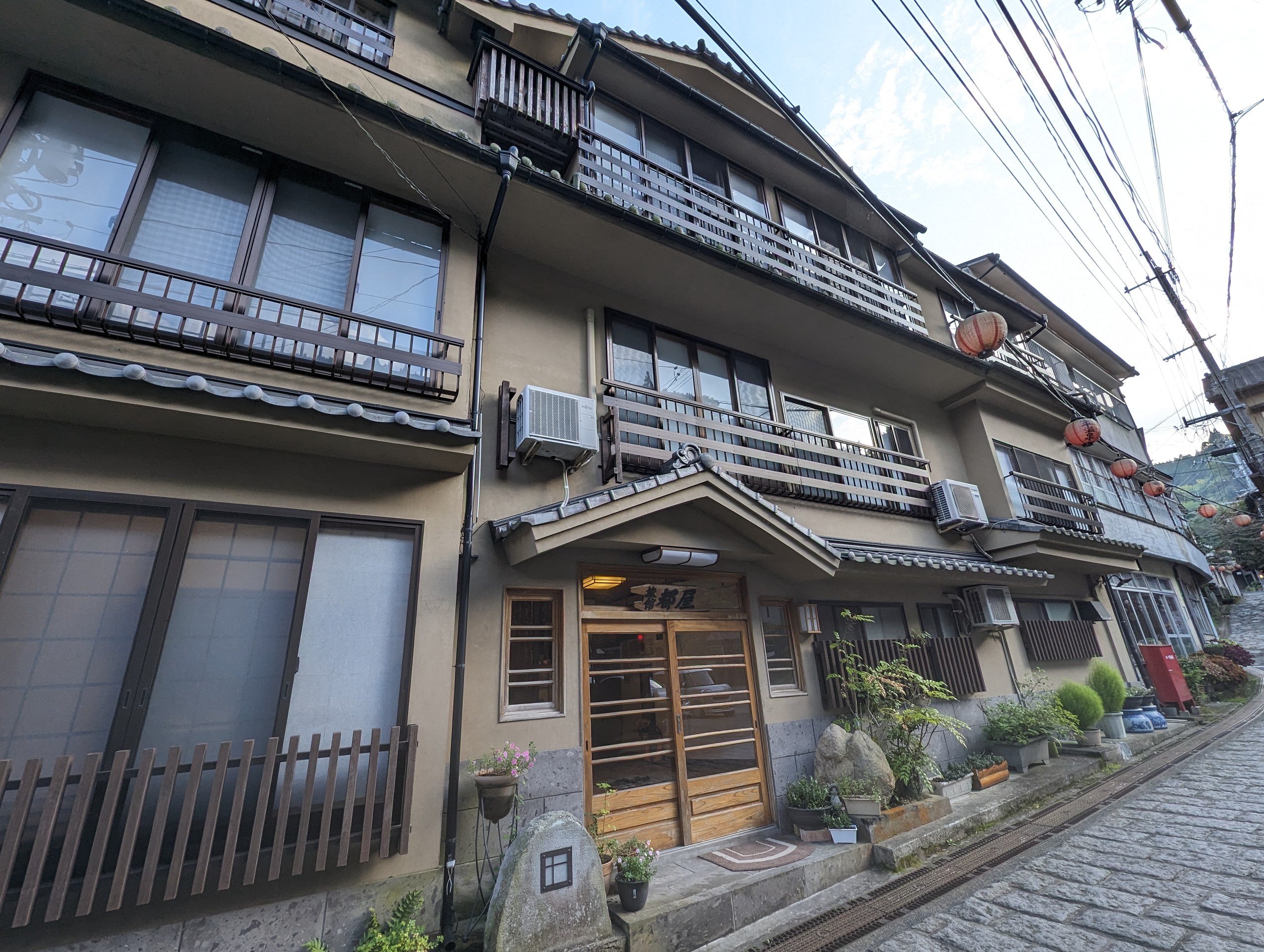 入口の上に「都屋」の看板が掛かる、旅館の外観