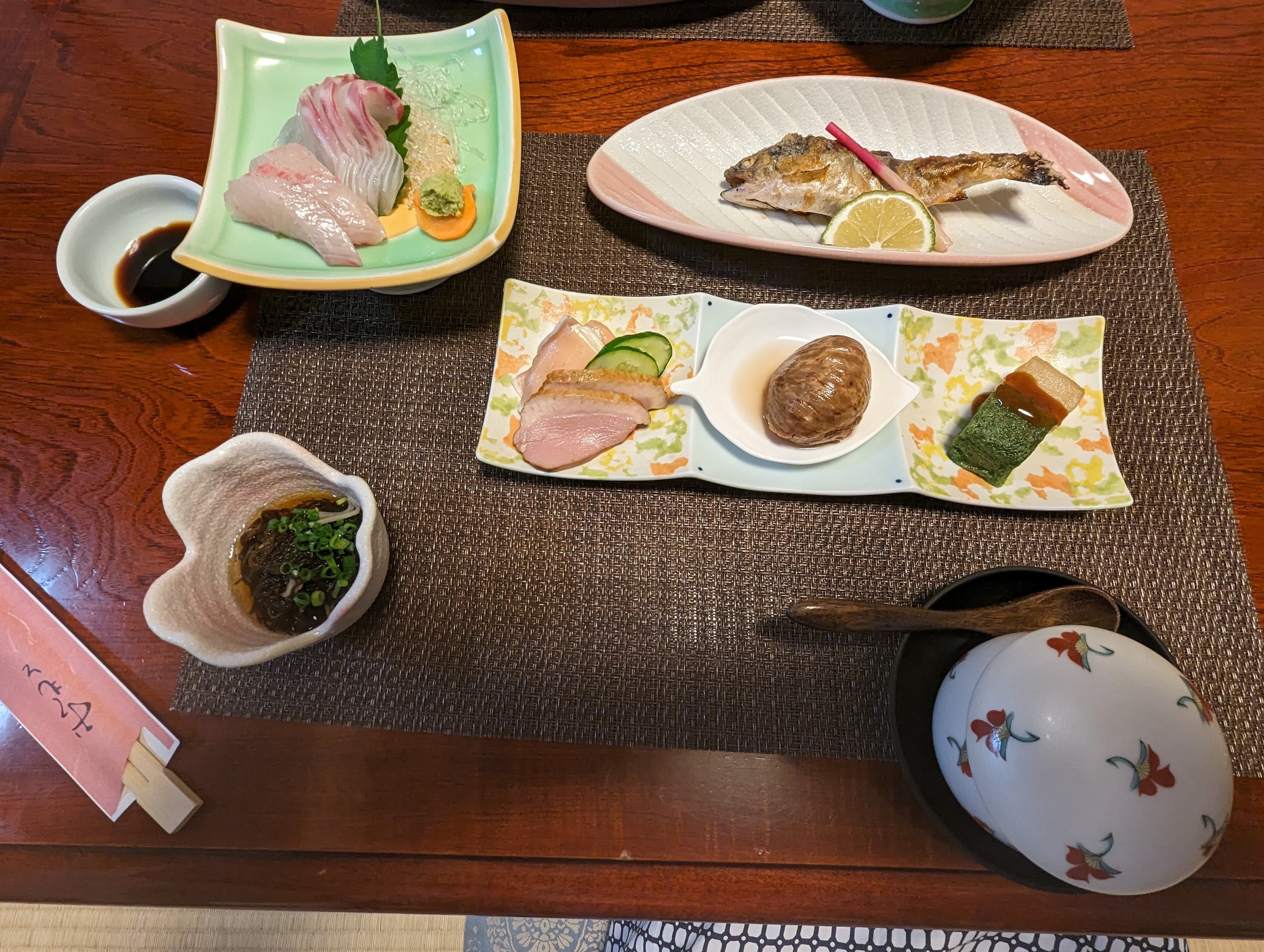 刺身や焼き魚、小鉢が並ぶ都屋の夕食